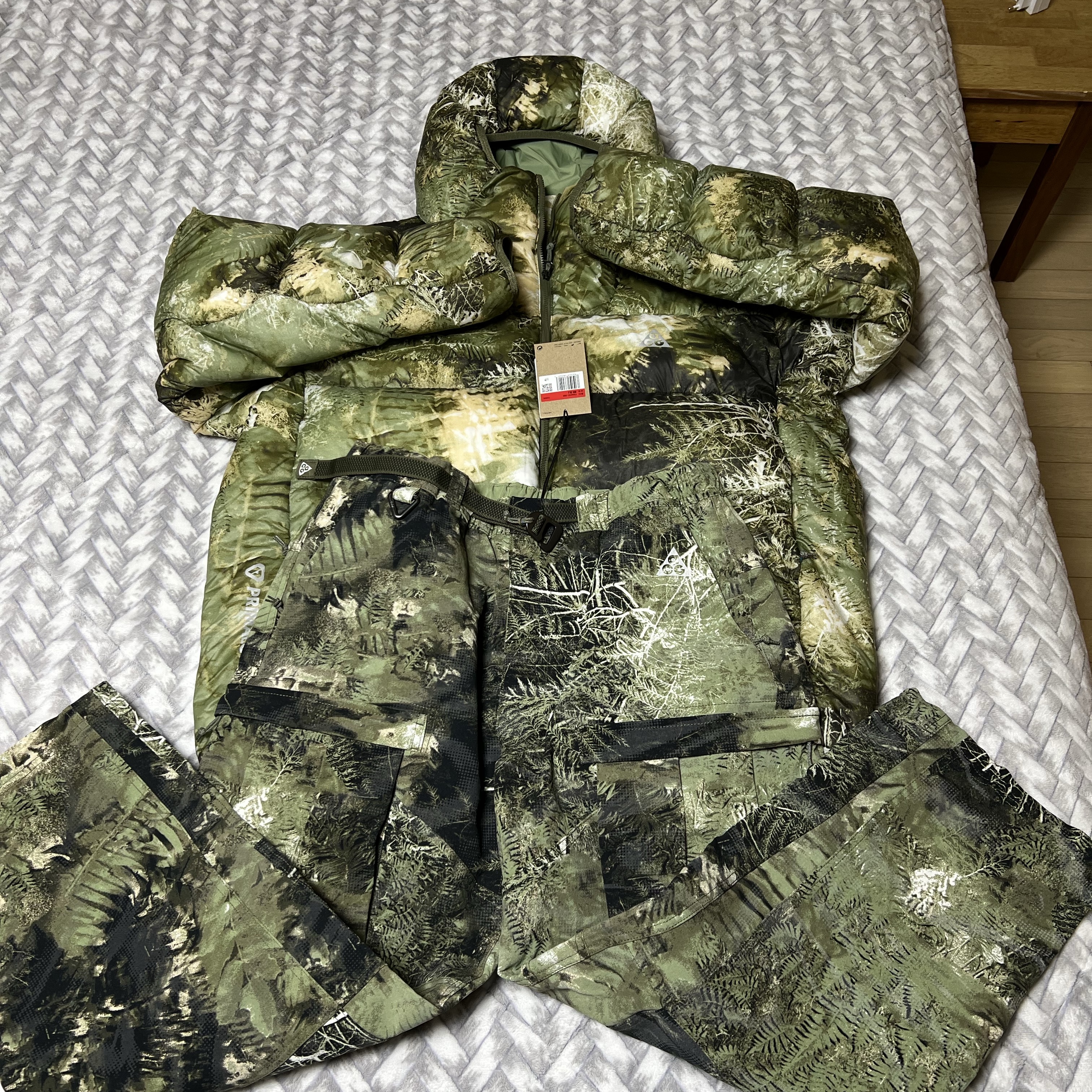 Nike ACG Therma-Fit ADV Lunar Lake Puffer Loose Hooded Jacket Oil Green Medium Olive - Asia, Nike ACG Smith Summit Allover Print Cargo Pants Oil Green - Asia 착용 스타일 - 3