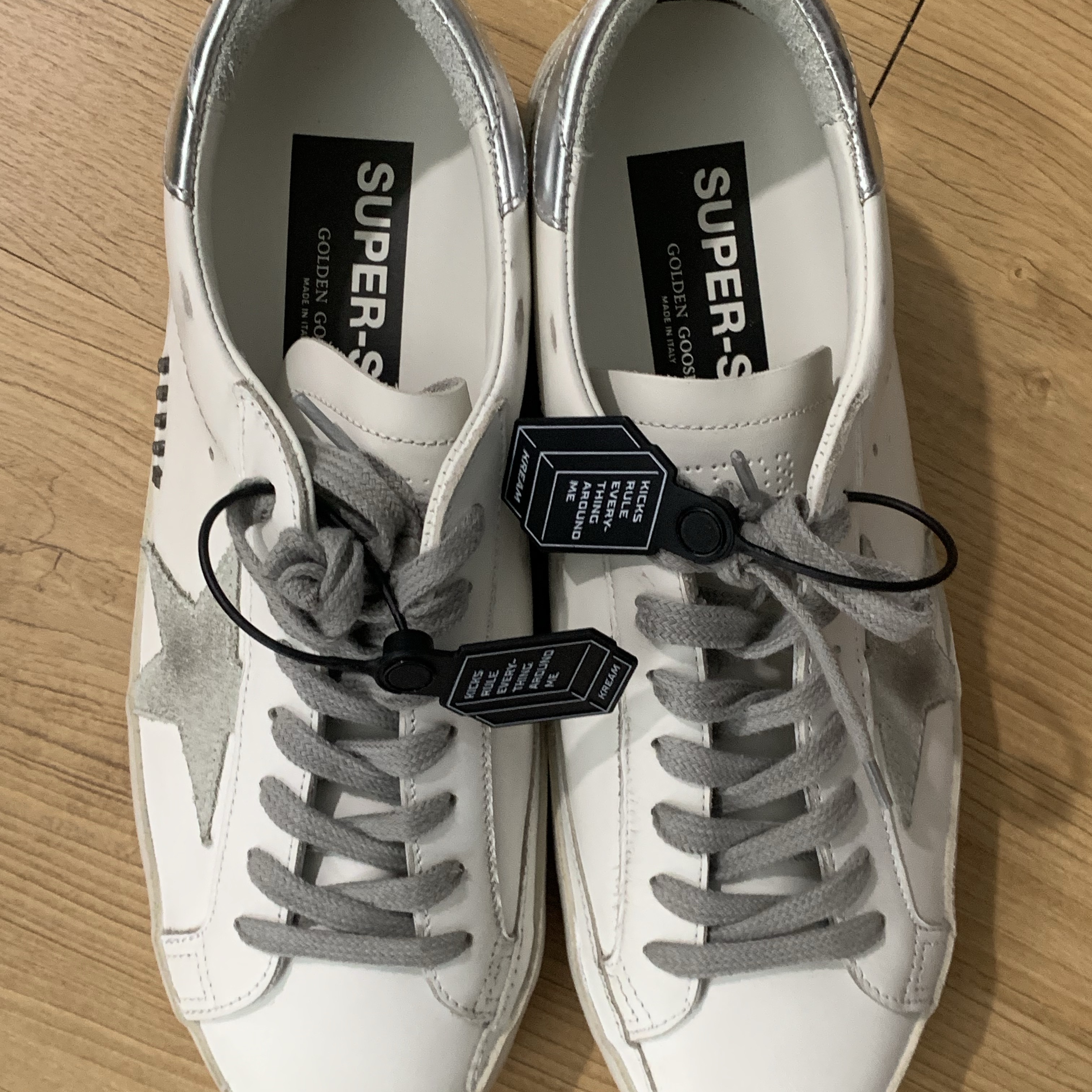 Golden Goose Superstar White Silver Heel Tab Sneakers 착용 스타일 - 2
