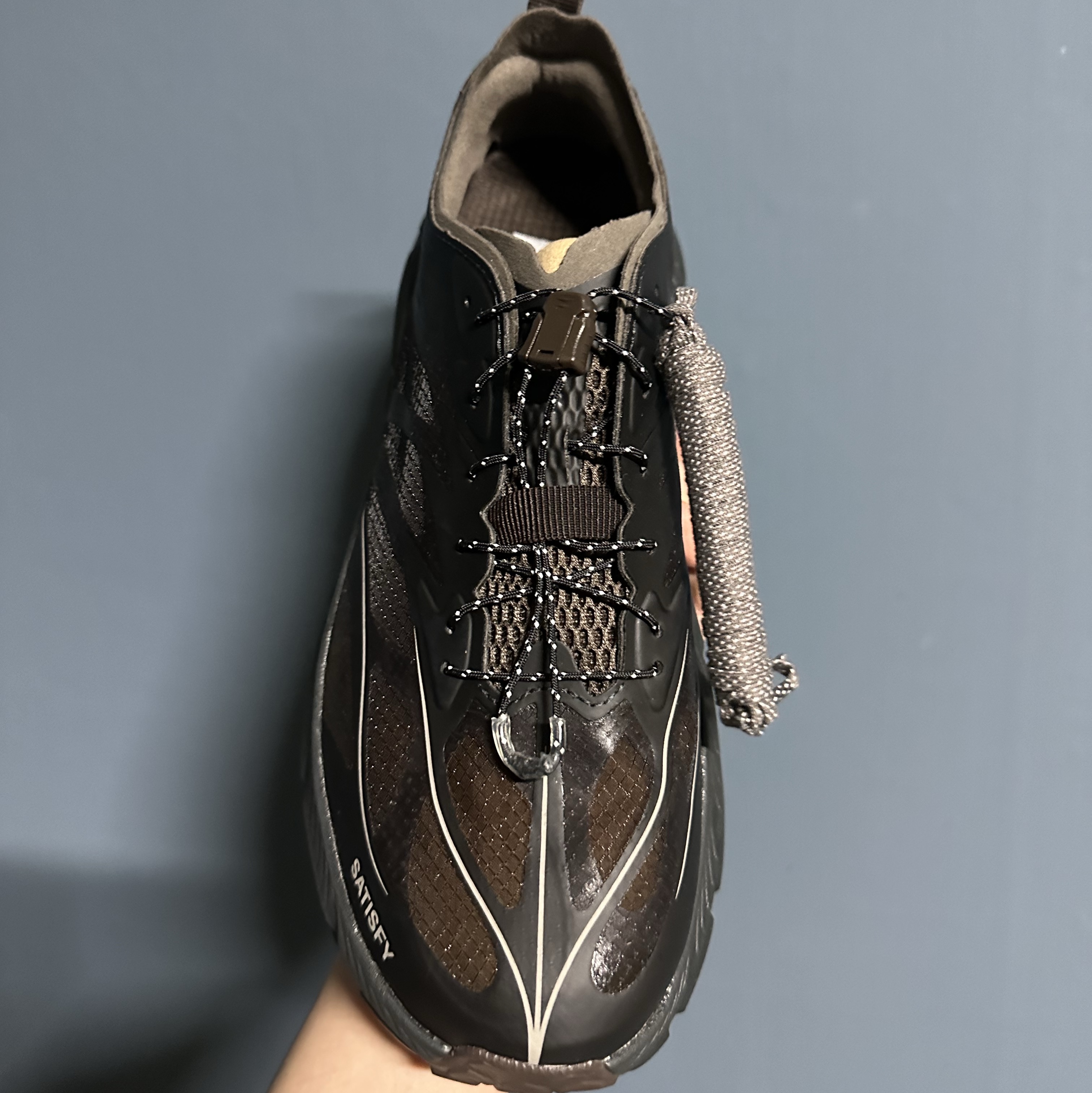 Hoka x Satisfy Mafate Speed 4 Lite Coffee 착용 스타일 - 2