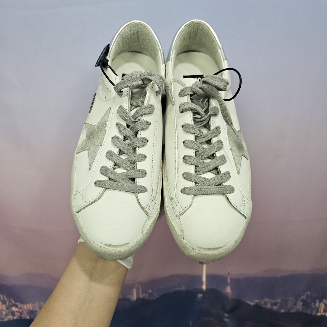 Golden Goose Superstar White Silver Heel Tab Sneakers 착용 스타일 - 3