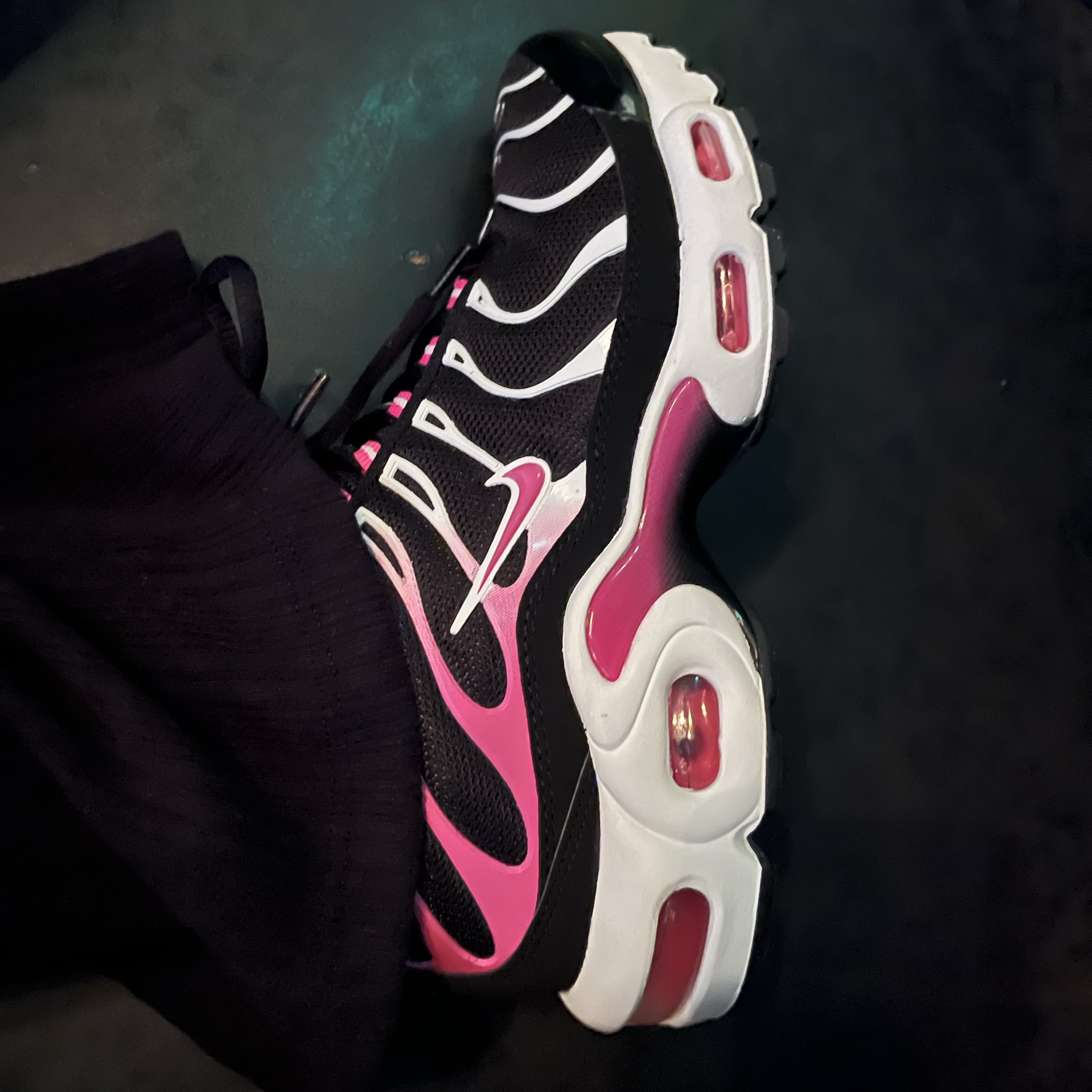 (GS) Nike Air Max Plus Black Laser Fuchsia 착용 스타일