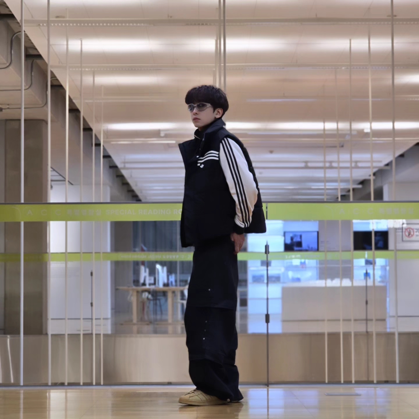Adidas Originals 70s Padded Gilet Black - KR Sizing, Adidas Waffle Beckenbauer Track Top Wonder White - KR Sizing 착용 스타일 - 4