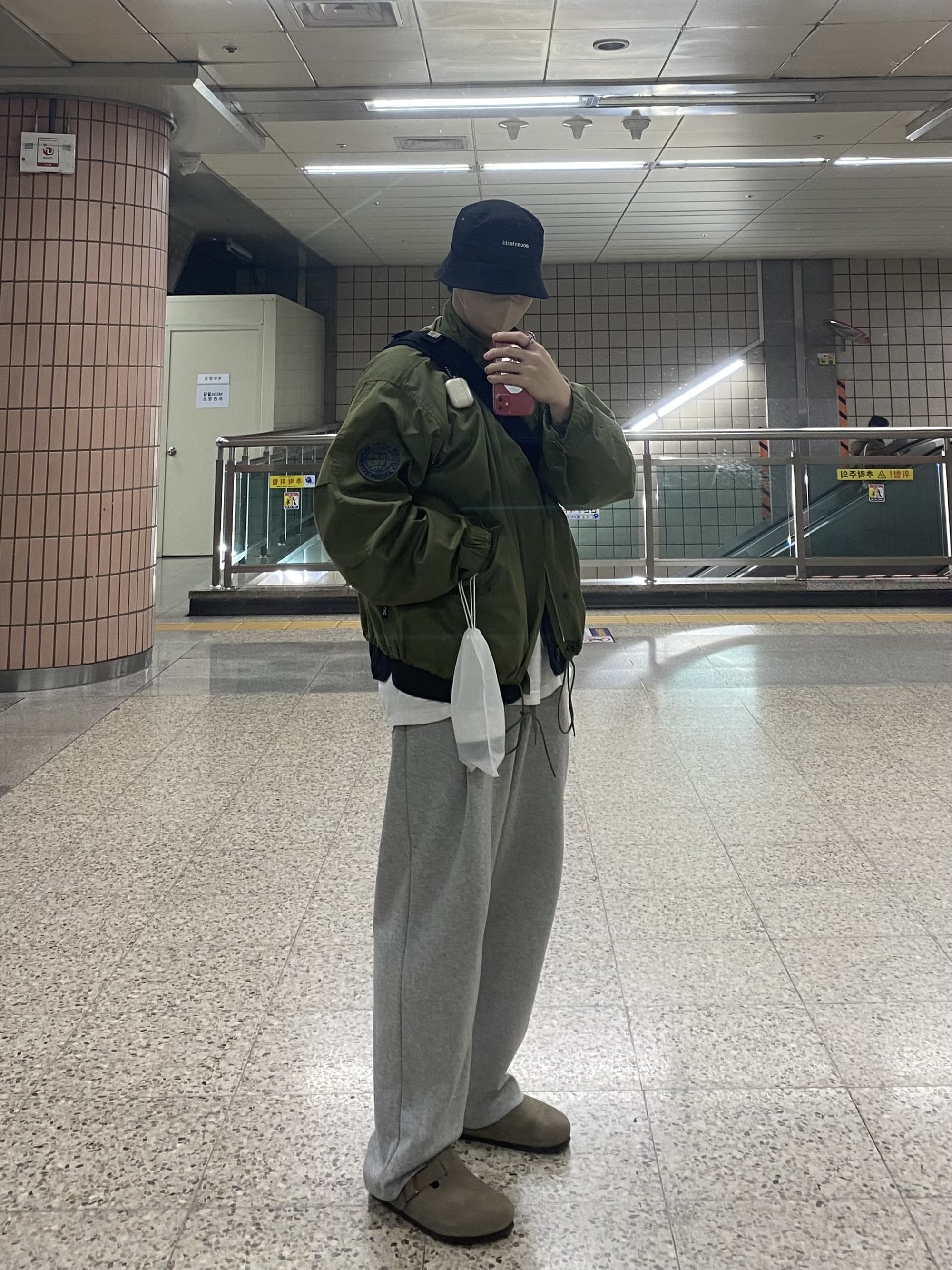 Birkenstock Boston Soft Footbed Taupe - Regular, Carhartt Cargo Series Messenger Bag Black 착용 스타일 - 1