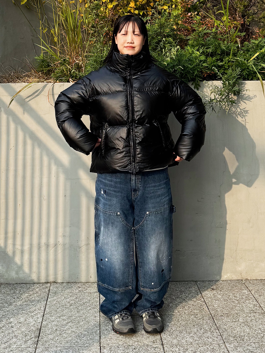 QT8 GARMENTS Glossy Duck Down Short Padding Black, QT8 GARMENTS Painted Double Knee Washed Pants Blue 착용 스타일 - 1