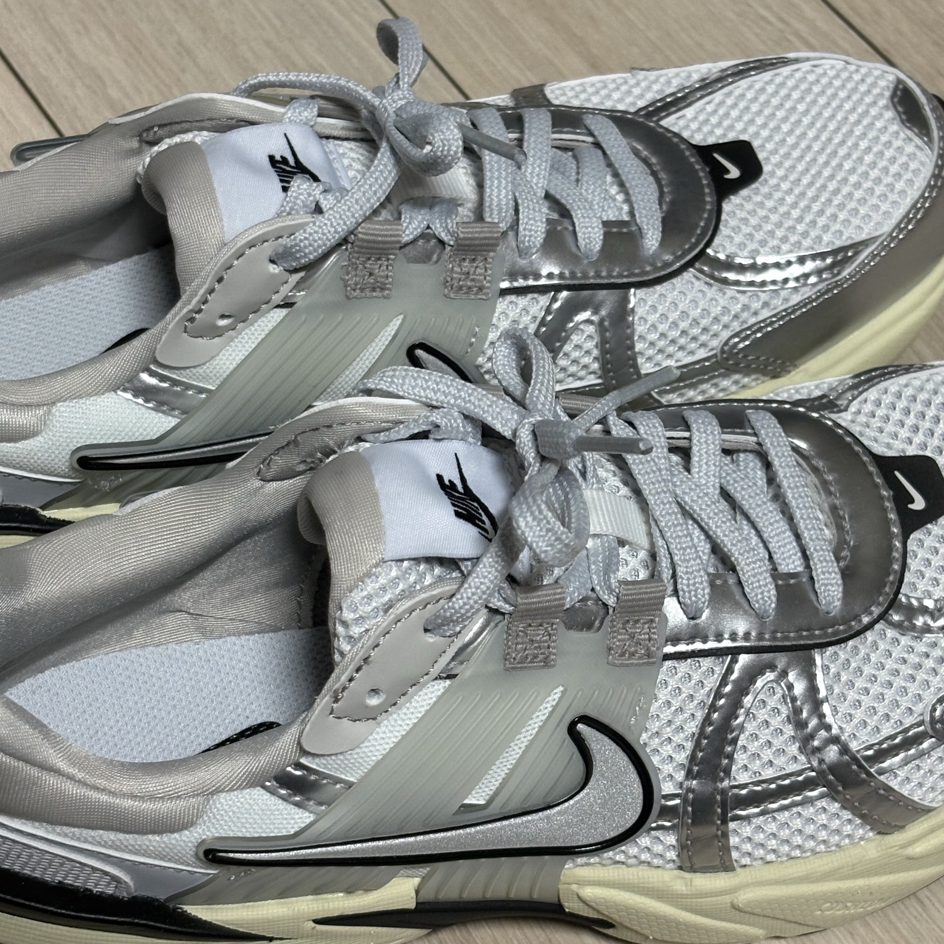 Nike V2K Run Summit White Metallic Silver 착용 스타일