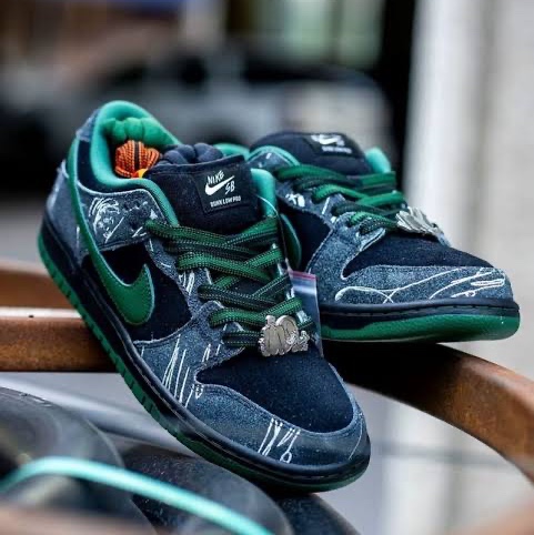 Nike x There SB Dunk Low Pro Anthracite and Gorge Green 착용 스타일
