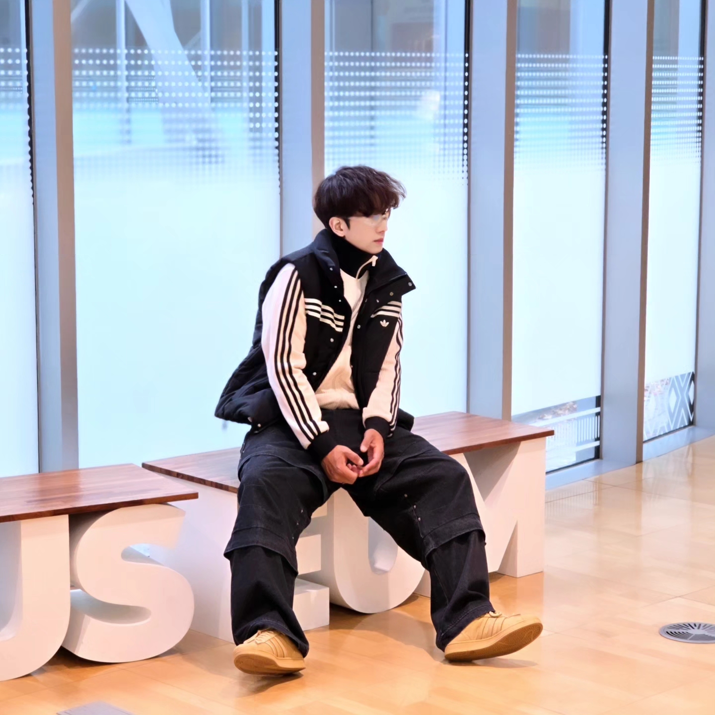 Adidas Originals 70s Padded Gilet Black - KR Sizing, Adidas Waffle Beckenbauer Track Top Wonder White - KR Sizing 착용 스타일 - 5