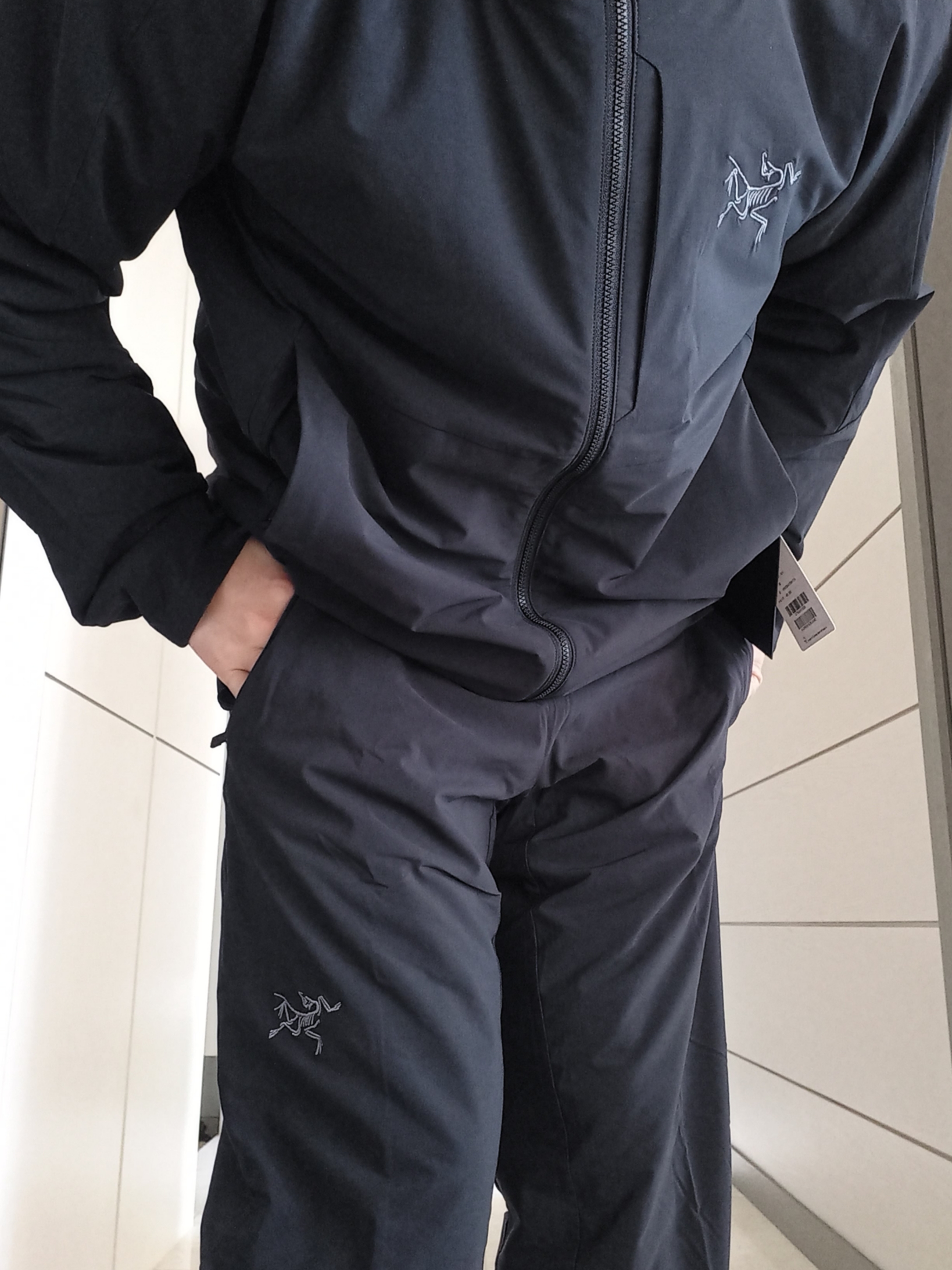 Arc'teryx Allium Insulated Jacket Black, UGG Tasman Slipper Chestnut 착용 스타일 - 4