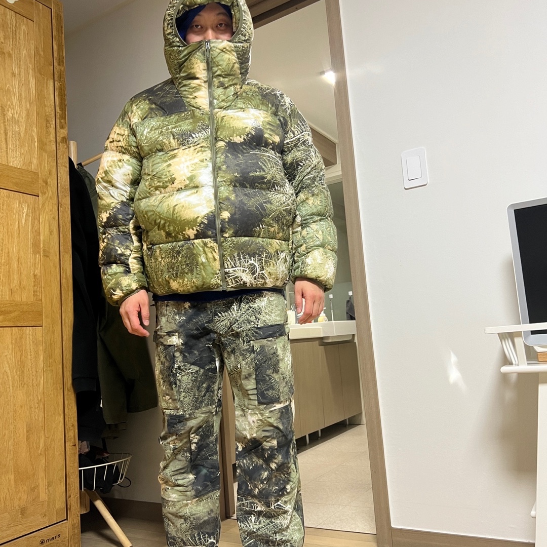 Nike ACG Therma-Fit ADV Lunar Lake Puffer Loose Hooded Jacket Oil Green Medium Olive - Asia, Nike ACG Smith Summit Allover Print Cargo Pants Oil Green - Asia 착용 스타일 - 1