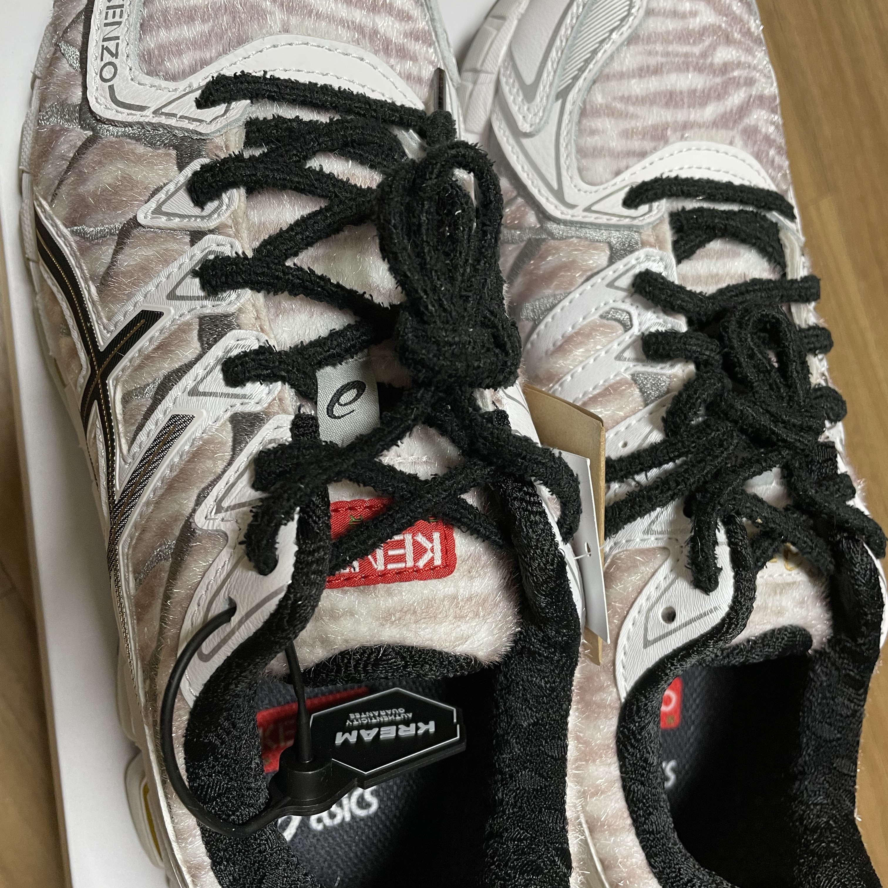 Asics x Kenzo Gel-Kayano 20 by Nigo Glacier Grey Black 착용 스타일 - 3
