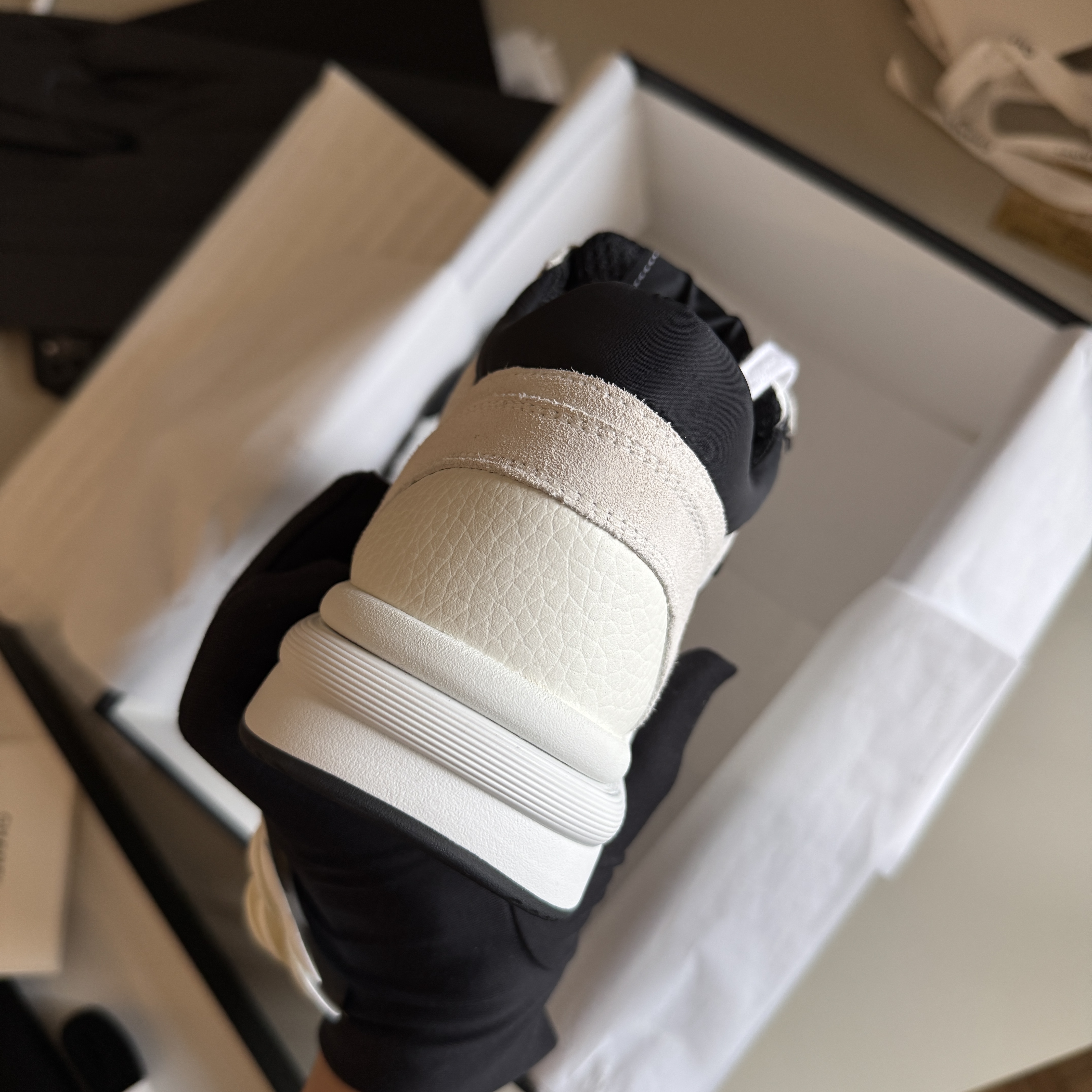 (W) Chanel Sneakers Mesh Suede Calfskin & White Black 착용 스타일 - 4