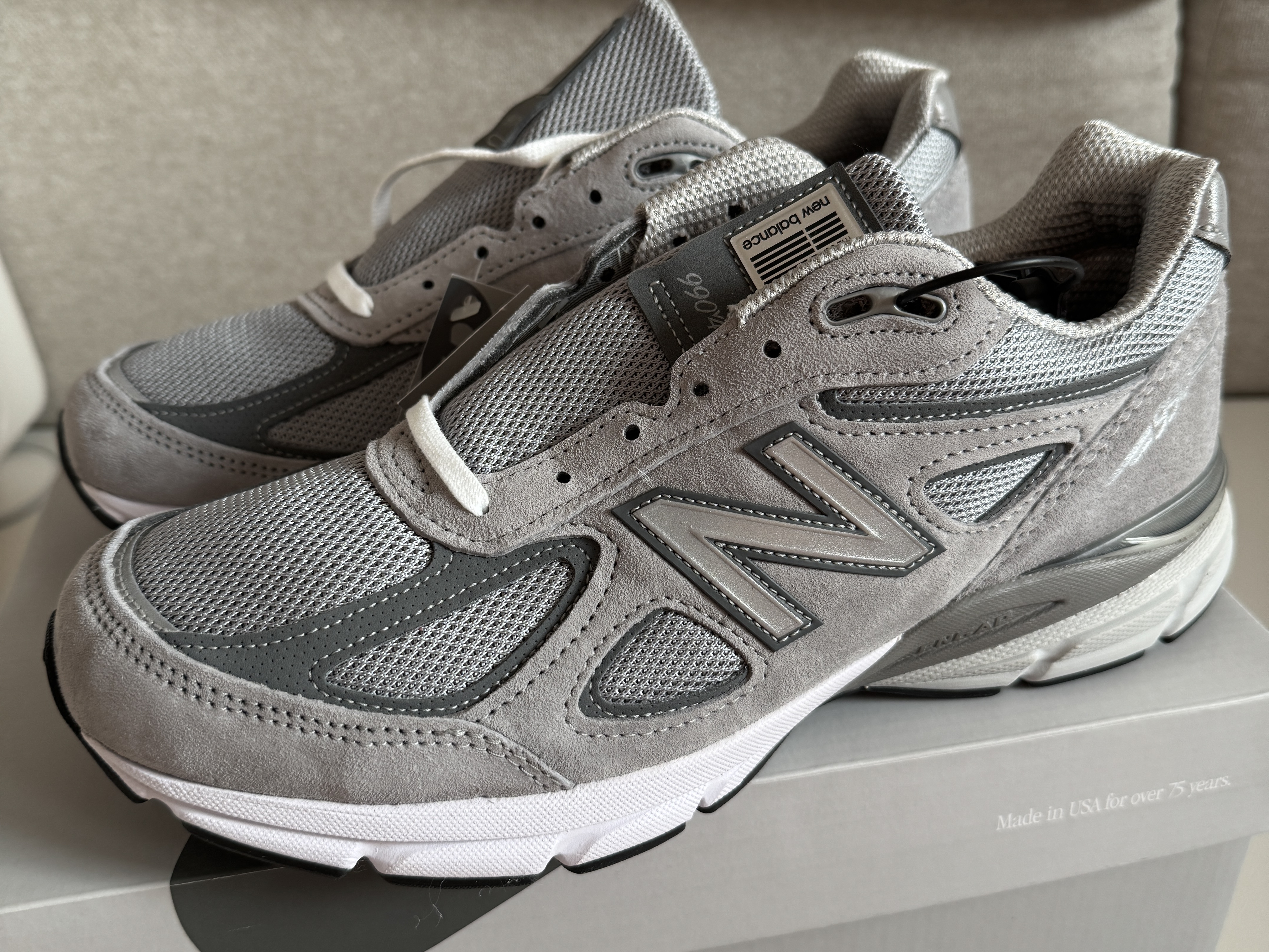 New Balance 990v4 Made in USA Grey Silver 착용 스타일 - 6