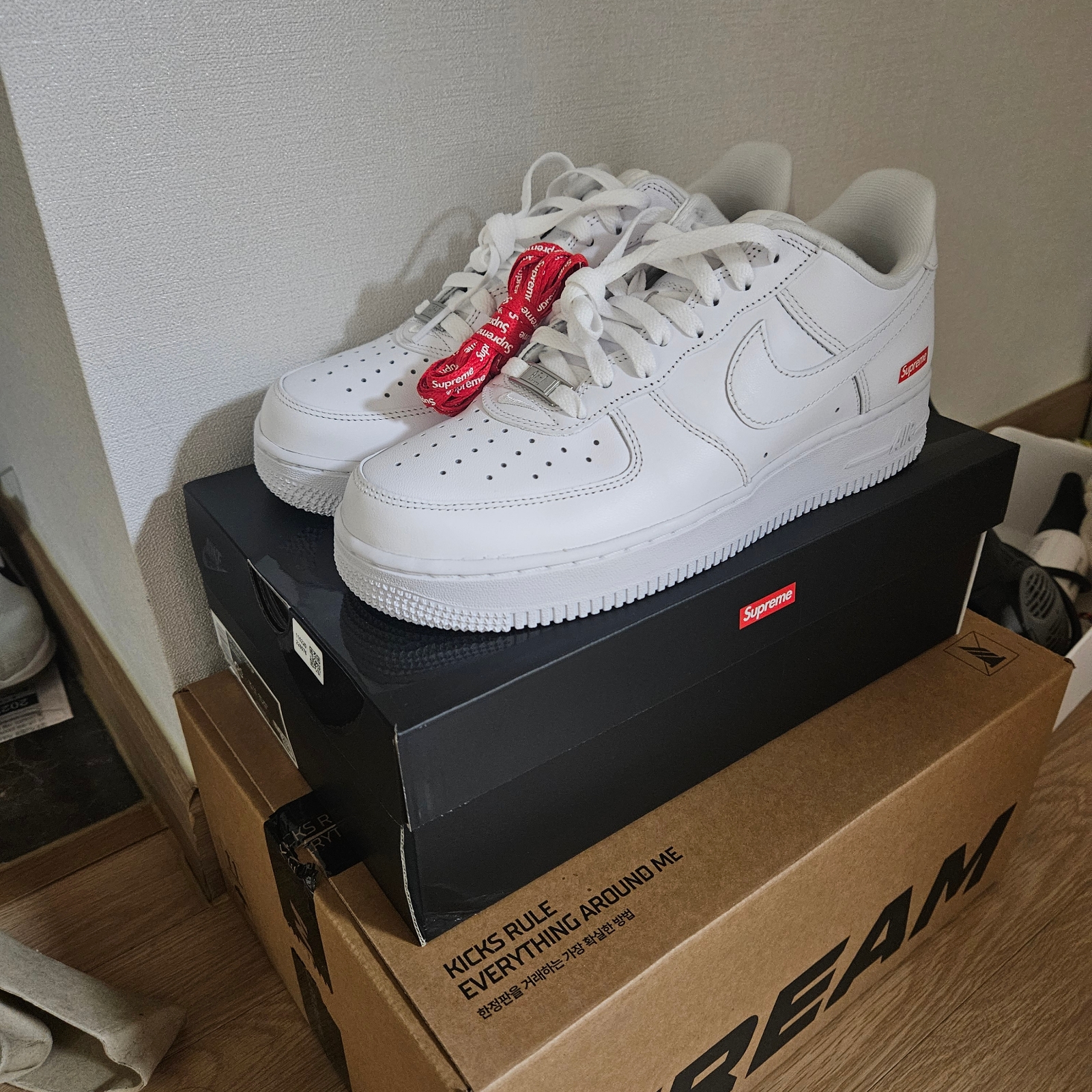 Nike x Supreme Air Force 1 Low White 착용 스타일