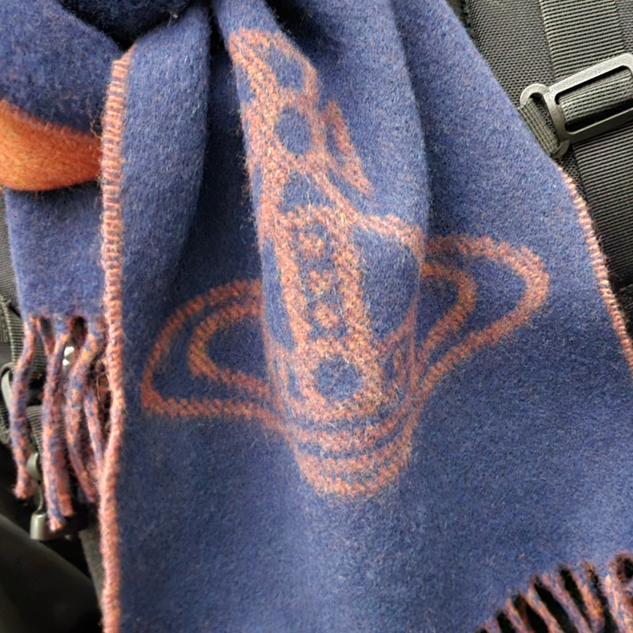 (W) Vivienne Westwood Double Logo Muffler Navy Blue 착용 스타일 - 2