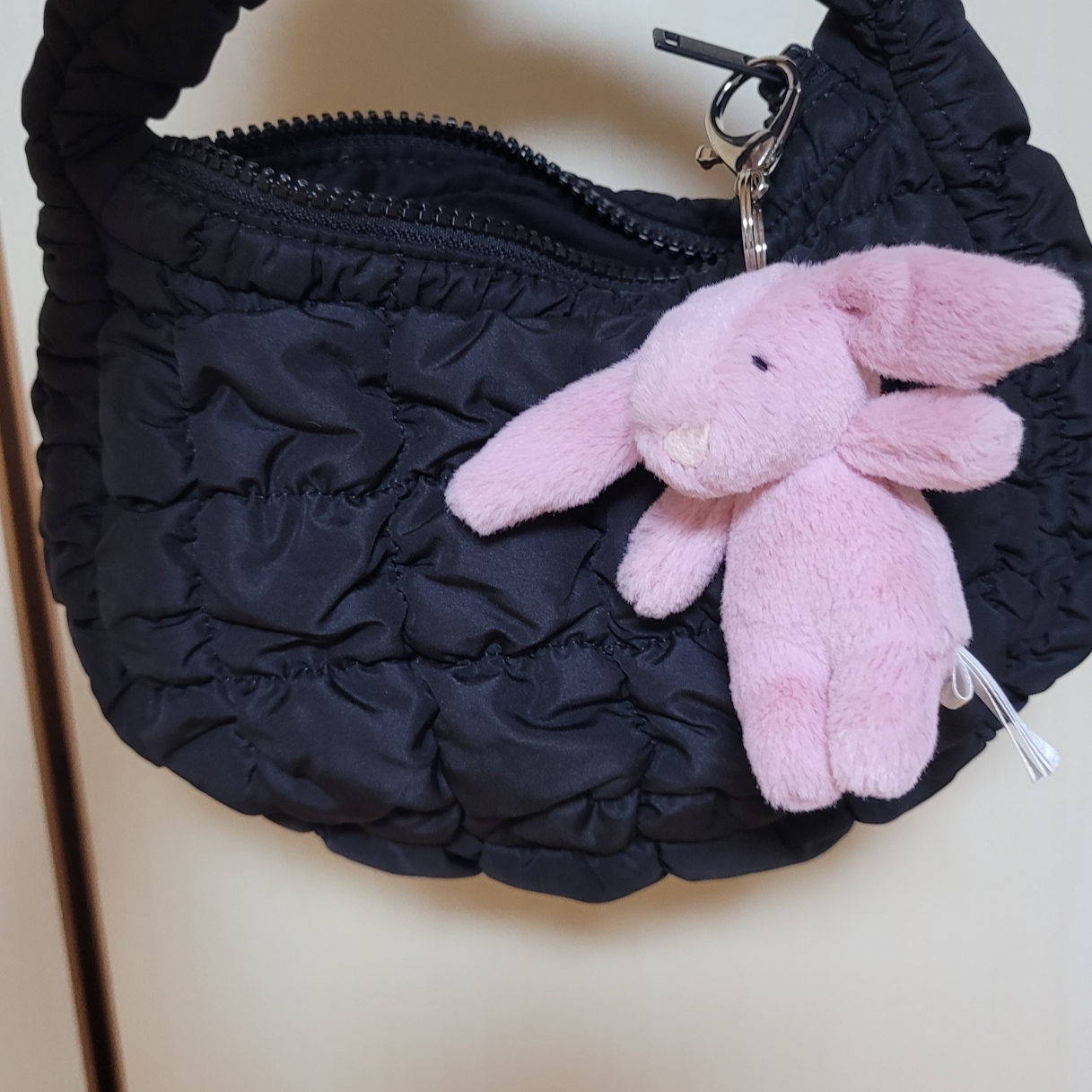 Jellycat Bashful Bunny Bag Charm Tulip 착용 스타일