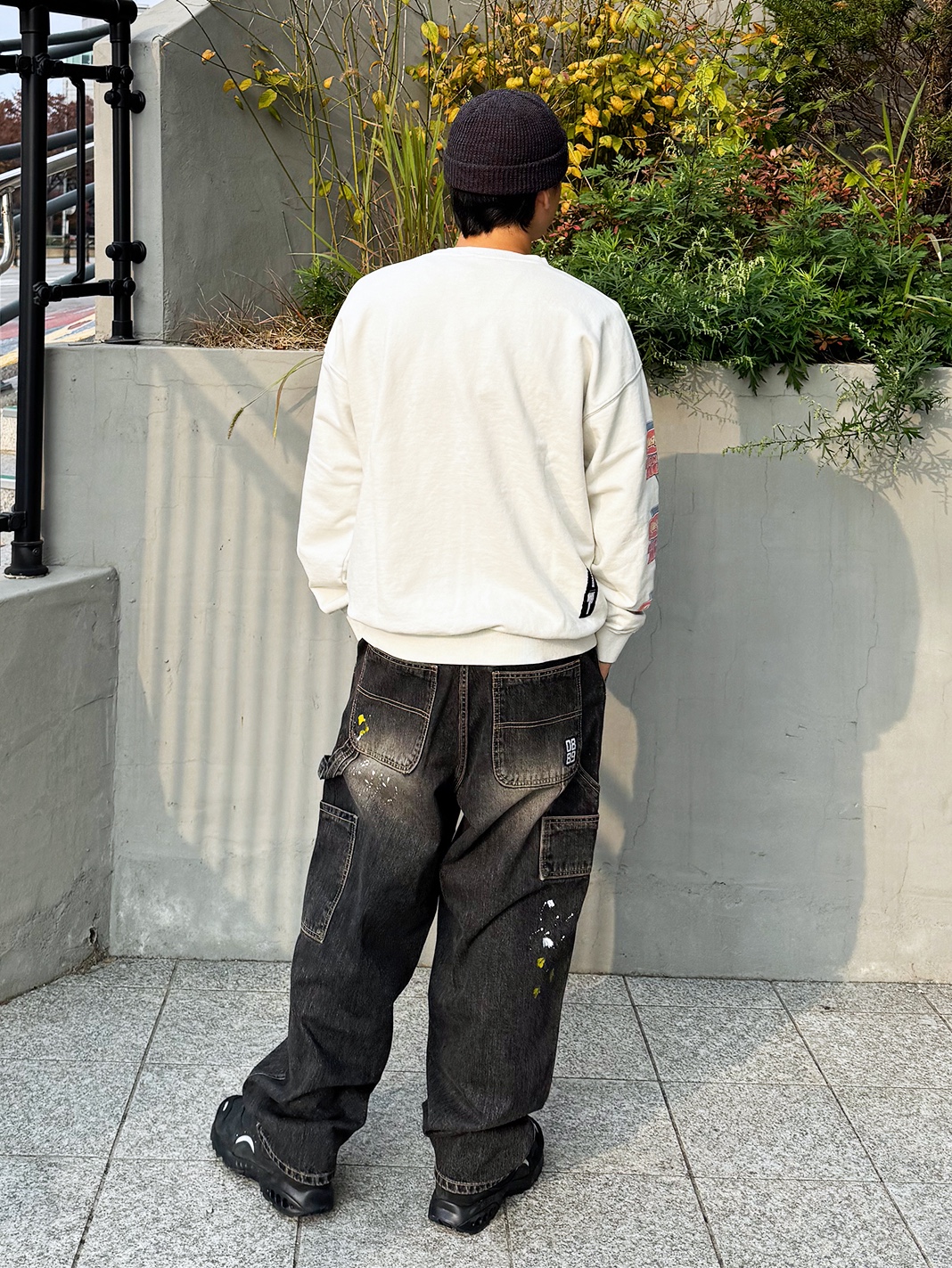QT8 GARMENTS Original Short Beanie Charcoal, QT8 GARMENTS Ace Motors Vintage Washed Sweatshirt Ecru 착용 스타일 - 2