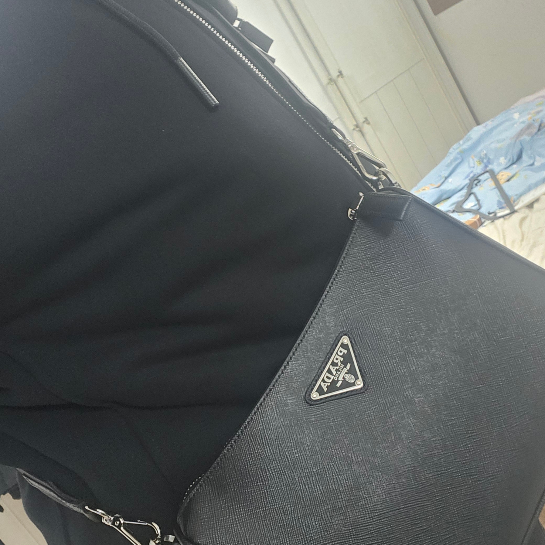 Prada Saffiano Leather Shoulder Bag Black 착용 스타일