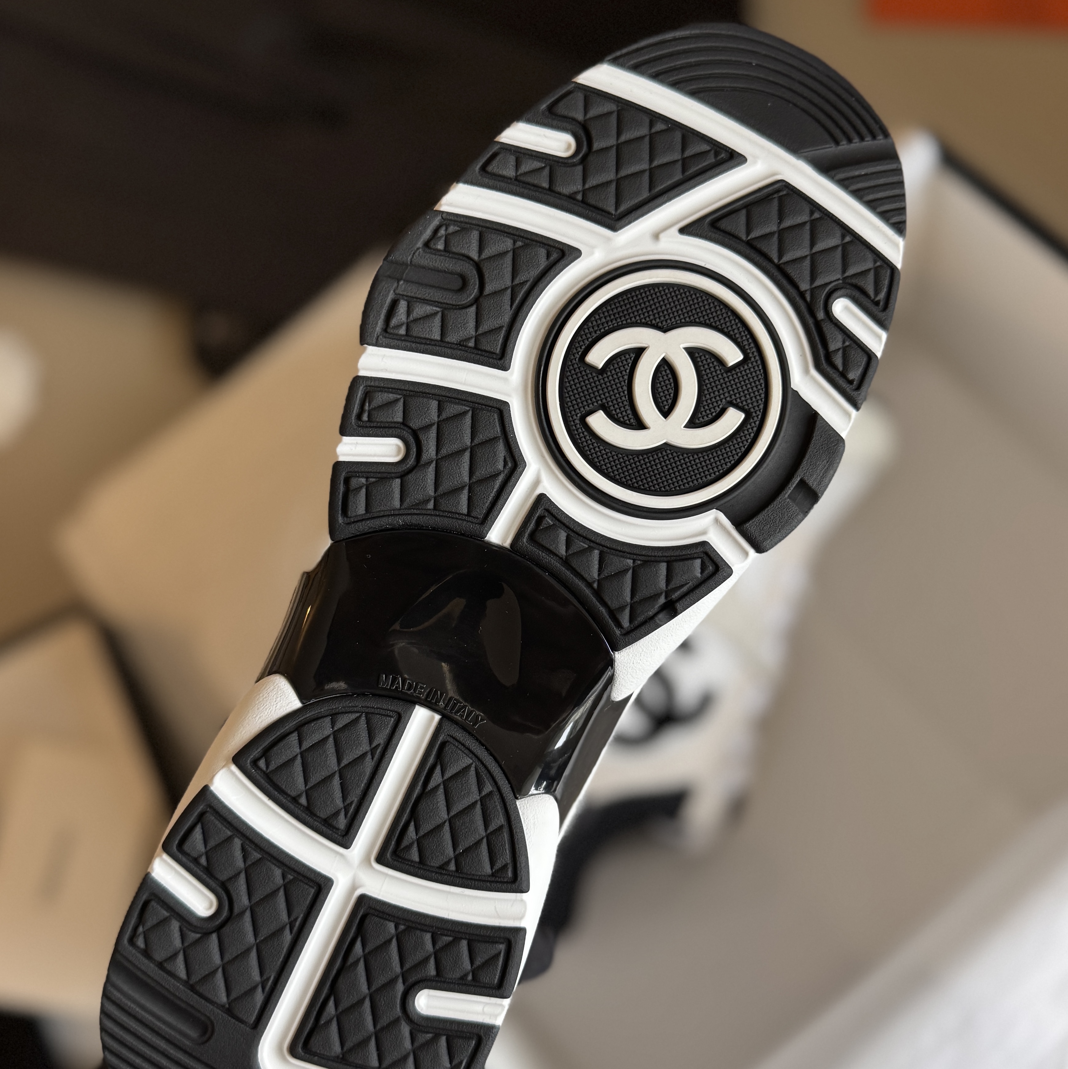 (W) Chanel Sneakers Mesh Suede Calfskin & White Black 착용 스타일 - 2