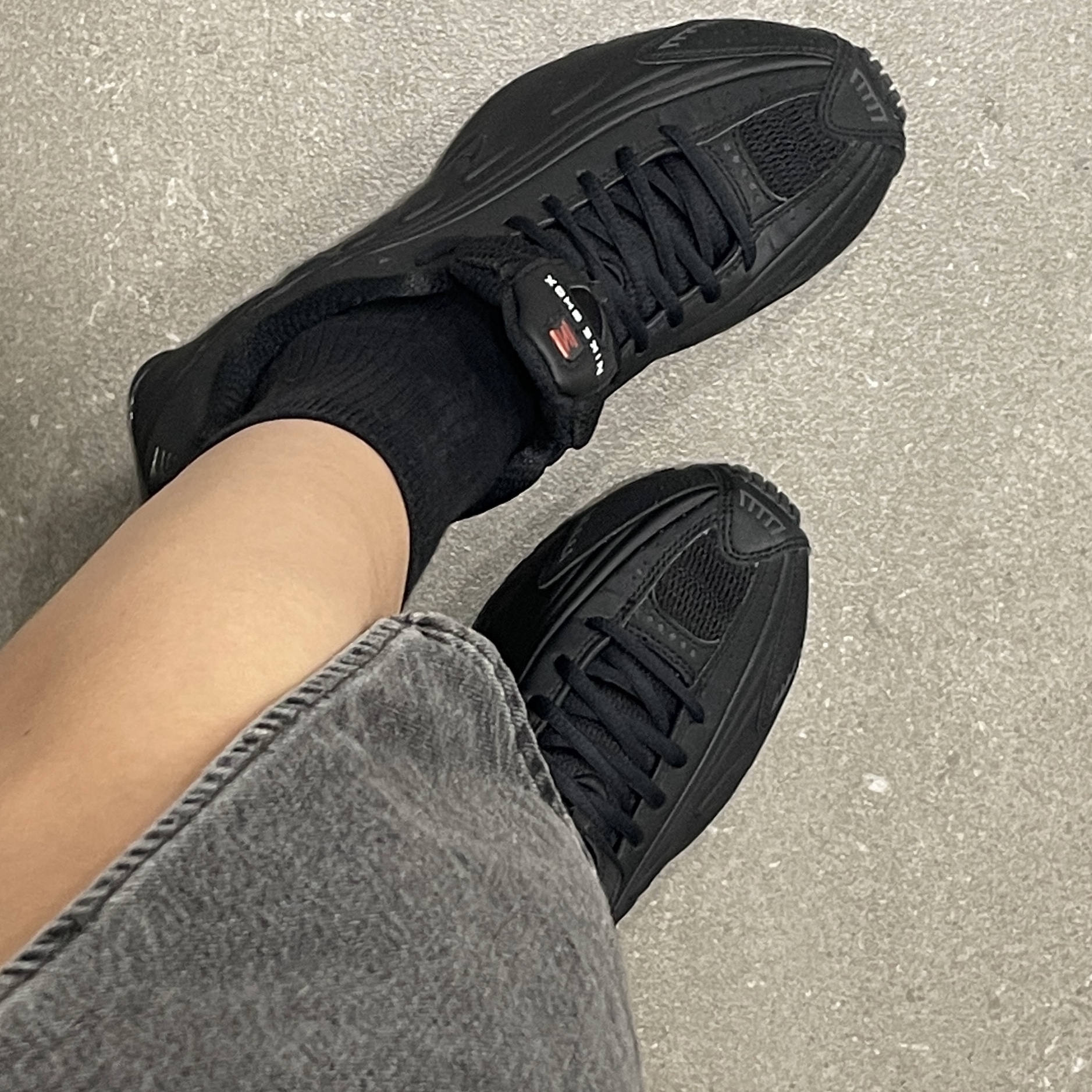 (W) Nike Shox R4 Black 착용 스타일 - 2