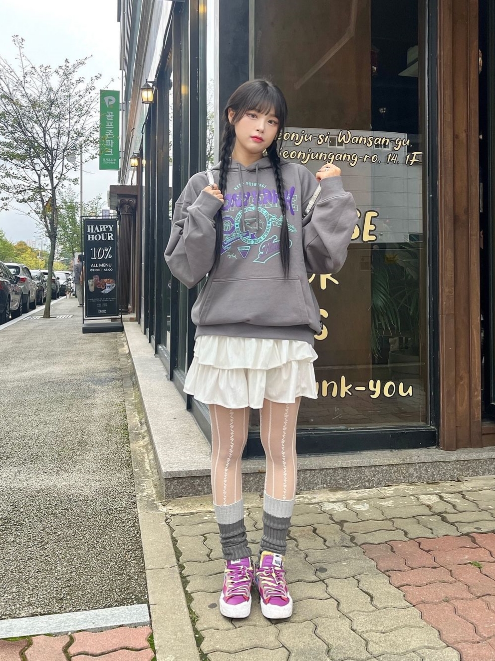 TONY HAWK Varsity Graphic Hoodie Charcoal 착용 스타일 - 1