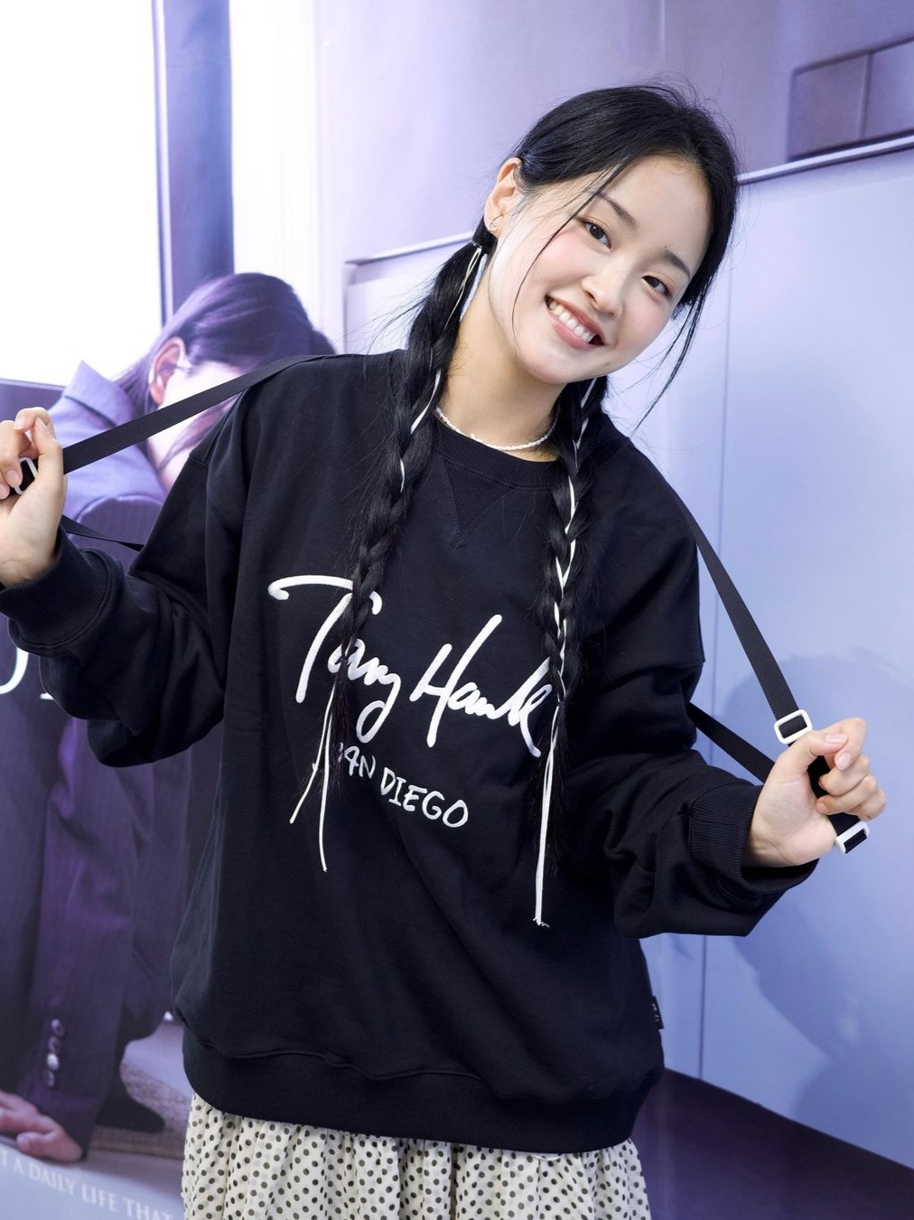 TONY HAWK Tony Logo Crewneck Black 착용 스타일 - 1