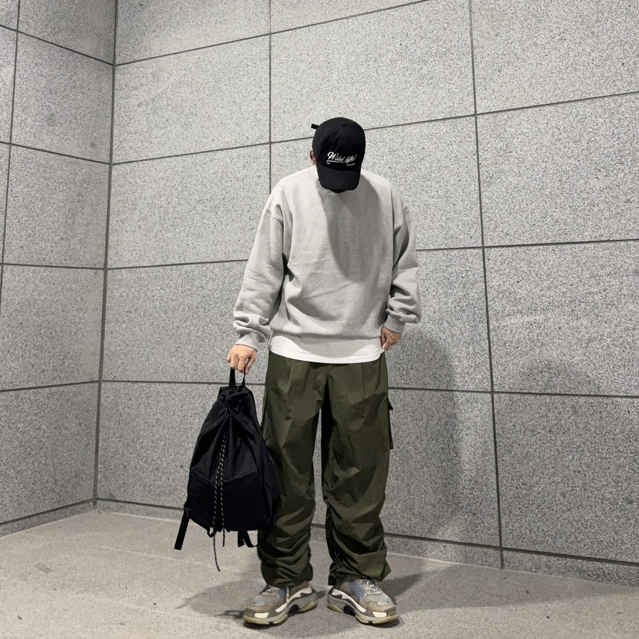 IAB Studio Embossed Sweatshirt Gray 착용 스타일 - 3