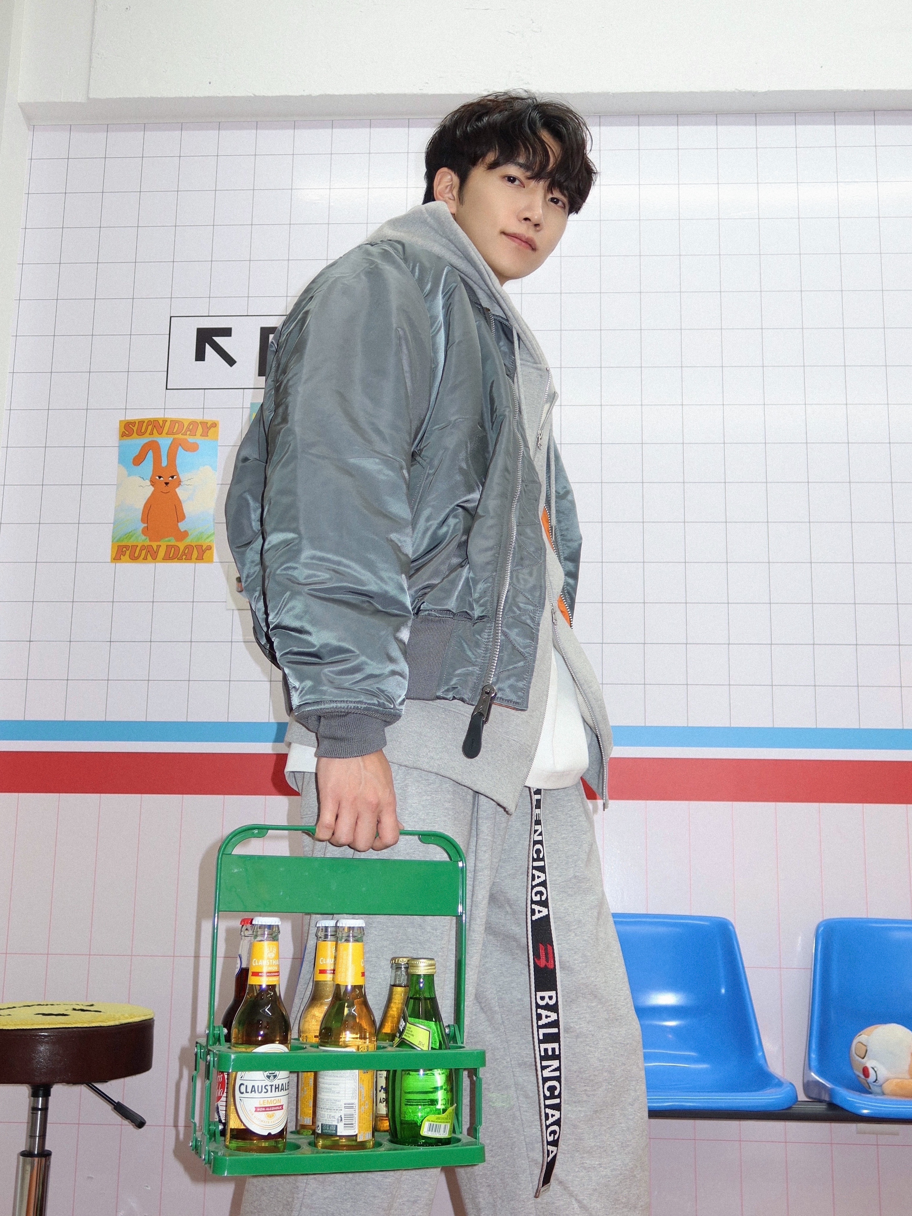 ALPHA INDUSTRIES MA-1 Flight Jacket Vintage Grey, Balenciaga Cargo Sneakers White Grey 착용 스타일 - 3