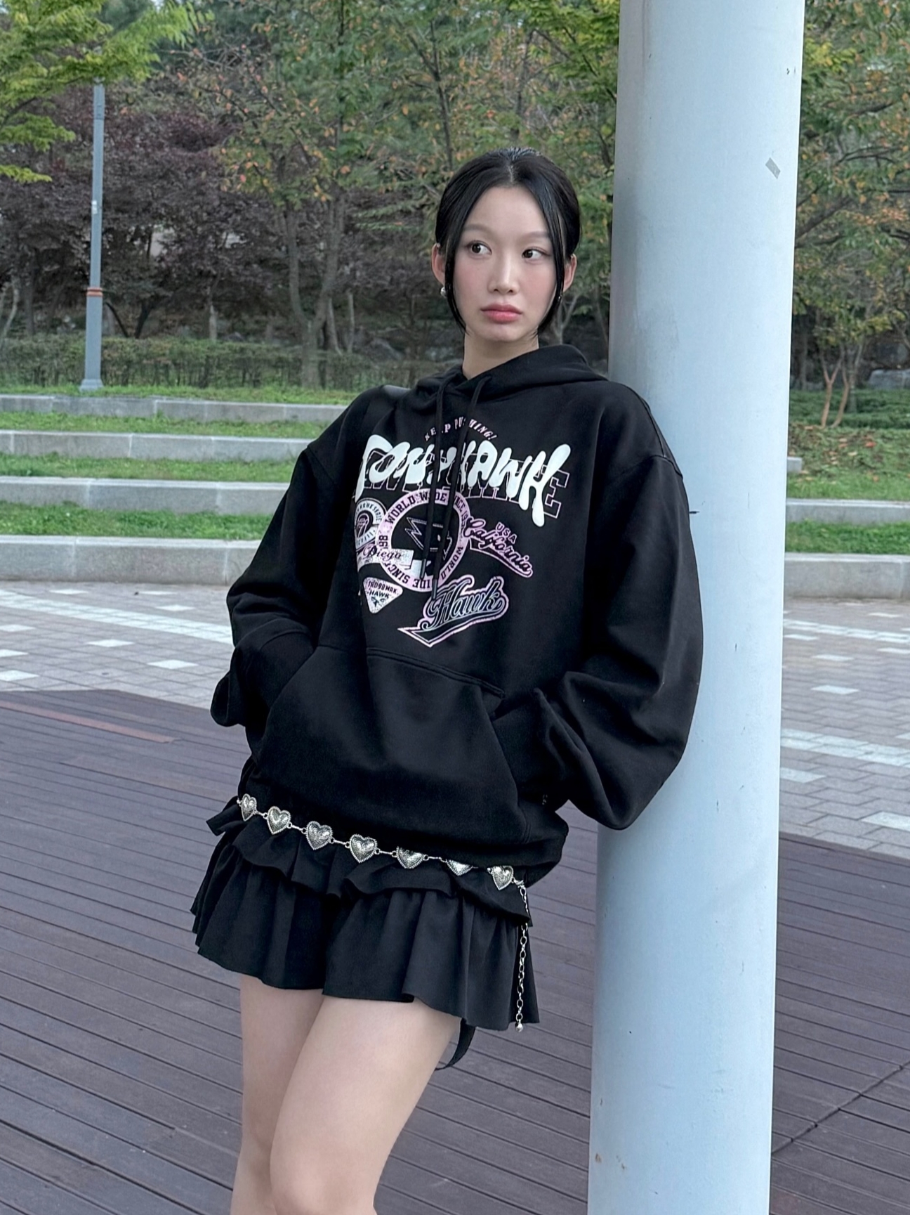 TONY HAWK Varsity Graphic Hoodie Black, TONY HAWK Varsity Graphic Hoodie Charcoal 착용 스타일 - 1