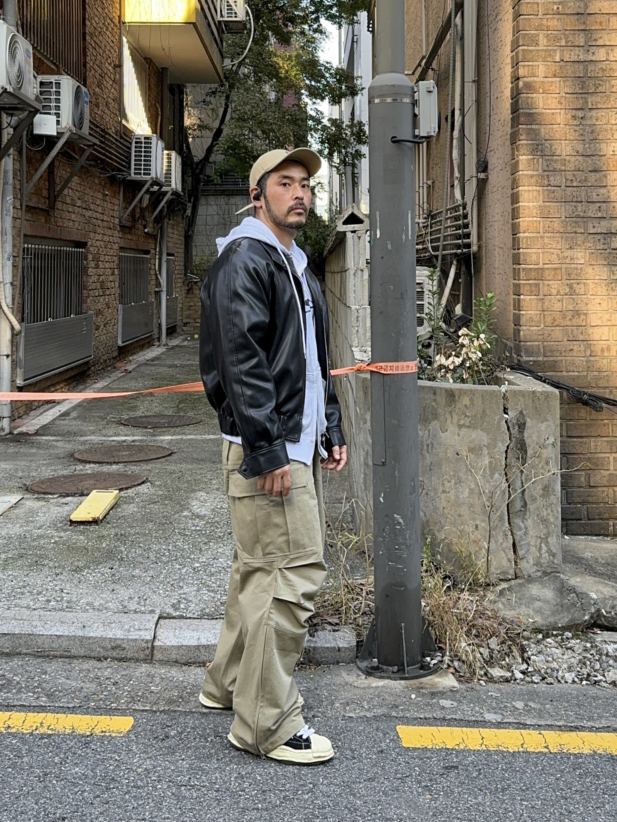 Maison Mihara Yasuhiro Blakey VL OG Sole Canvas Low-top Sneakers Black 착용 스타일 - 3