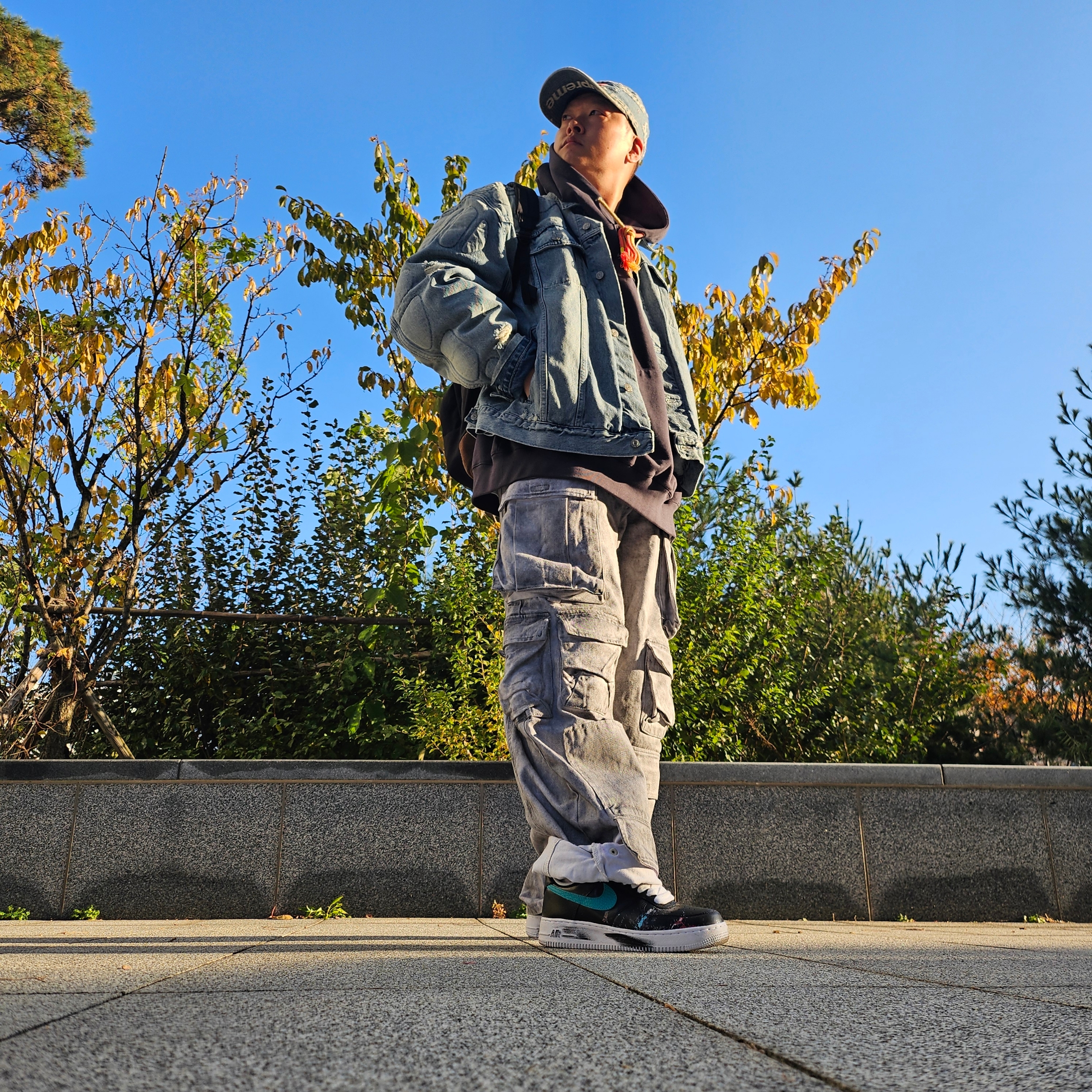 Supreme Frayed Logos Denim Camp Cap Blue - 21SS, Yeezy Gap Engineered By Balenciaga Padded Denim Jacket Blue 착용 스타일 - 2