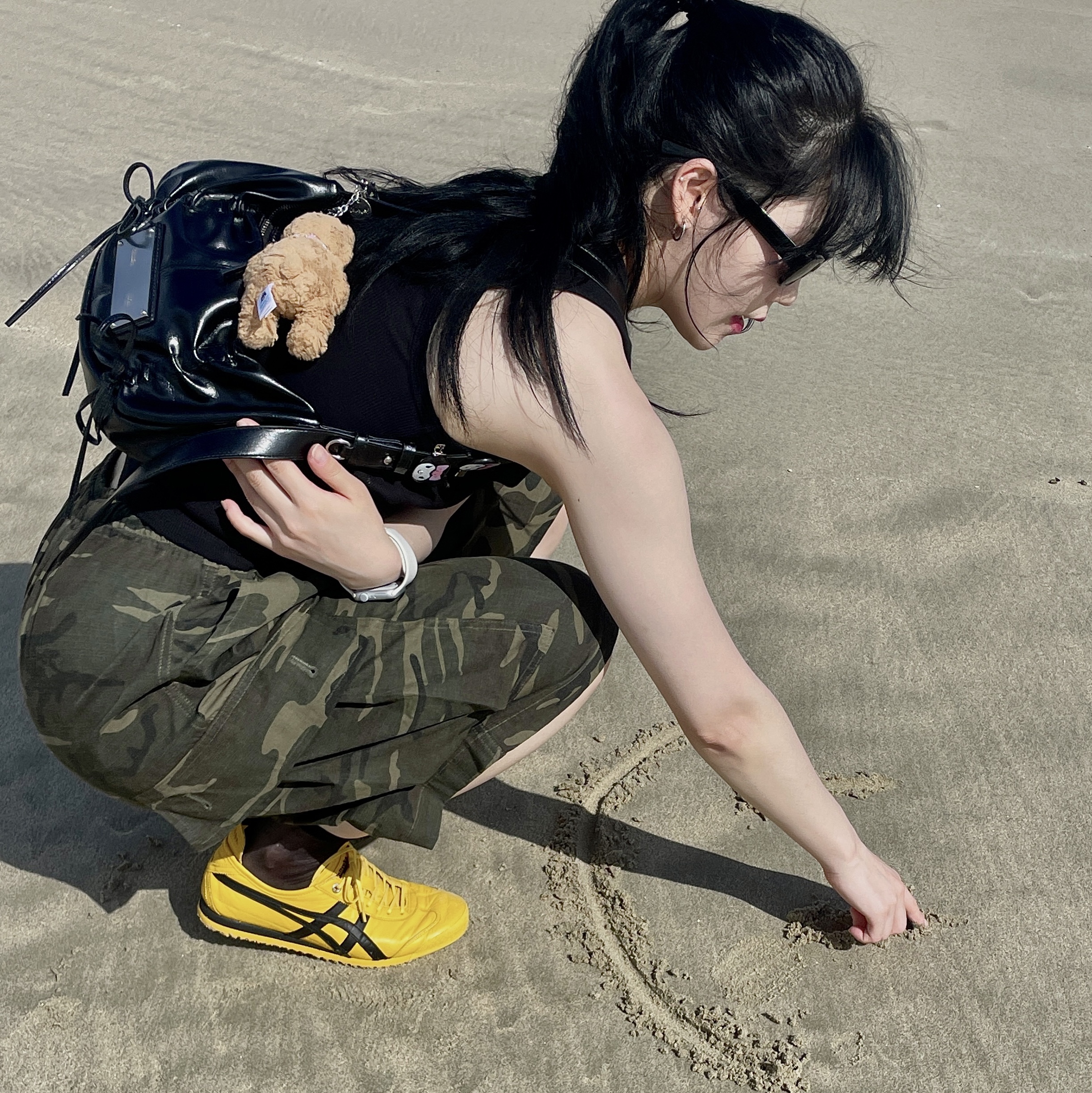 Matin Kim Half Shirring Ribbon Round Bag Black, Onitsuka Tiger Mexico 66 Yellow Black 착용 스타일 - 1