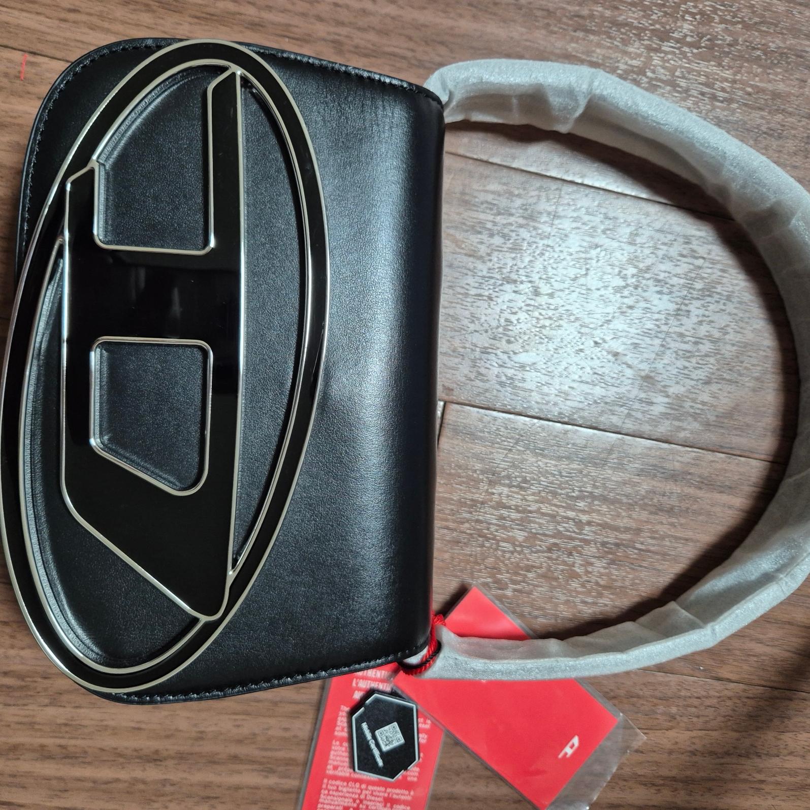 Diesel 1DR Shoulder Bag in Nappa Leather Black 착용 스타일
