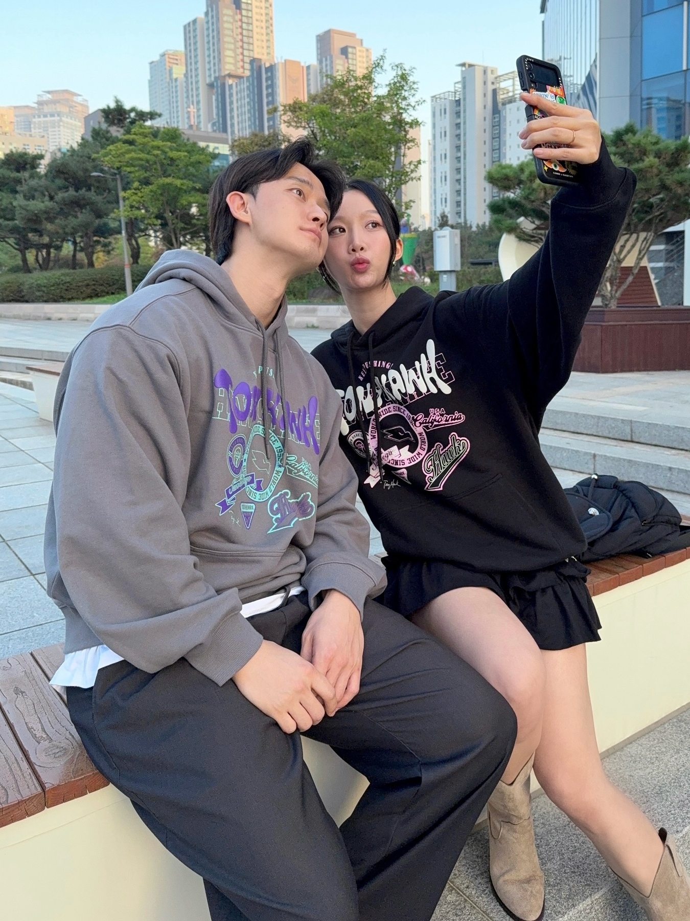 TONY HAWK Varsity Graphic Hoodie Black, TONY HAWK Varsity Graphic Hoodie Charcoal 착용 스타일 - 2