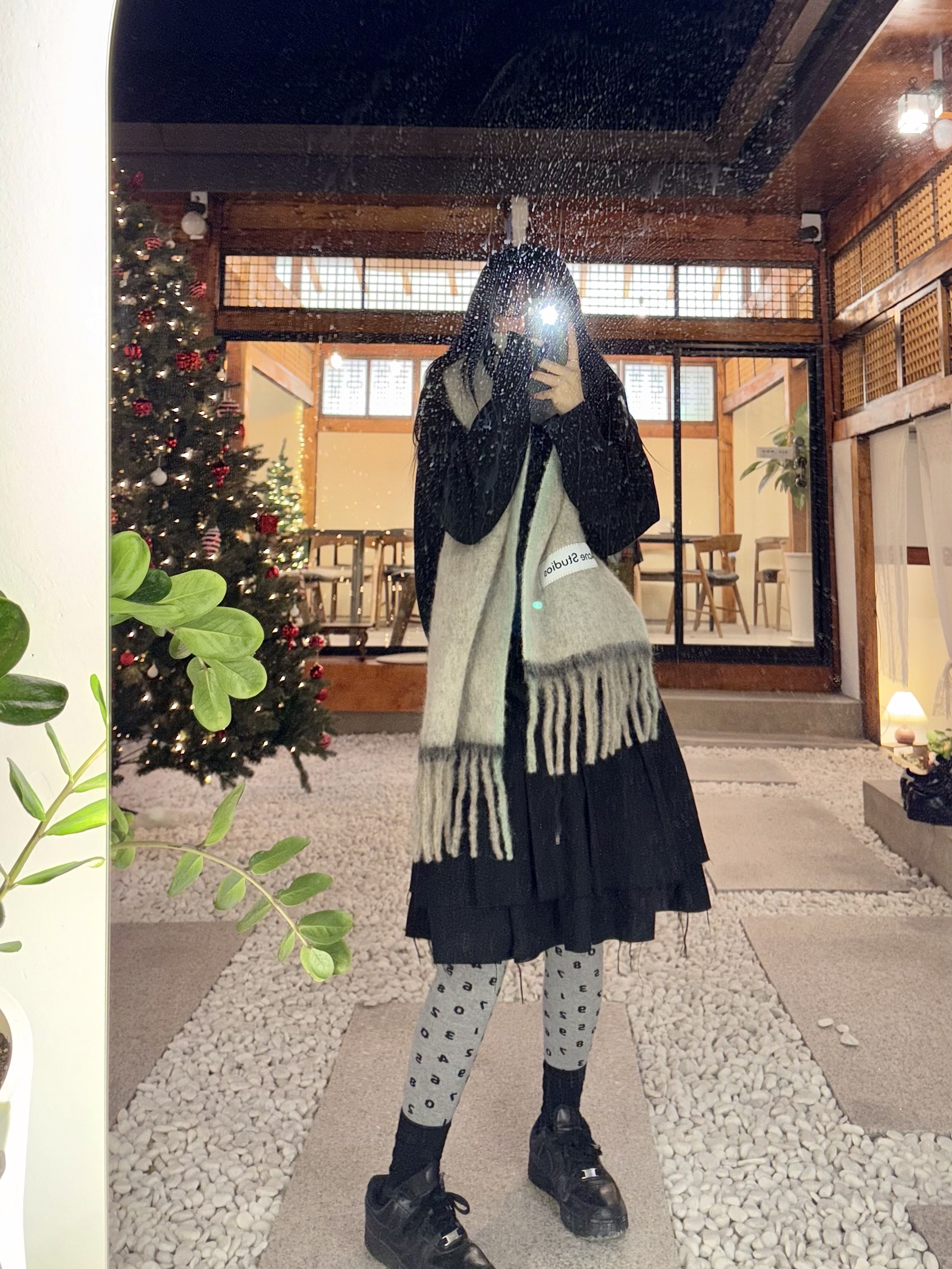 Acne Studios Mohair Wool Fringe Muffler Beige Grey 착용 스타일 - 3