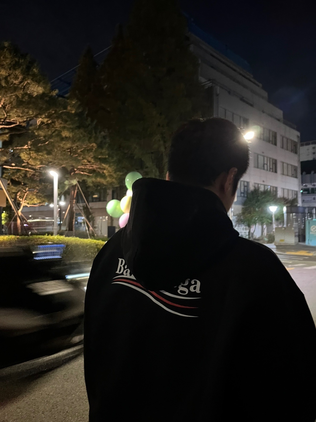 Balenciaga Political Campaign Medium Fit Hoodie Black 착용 스타일 - 1