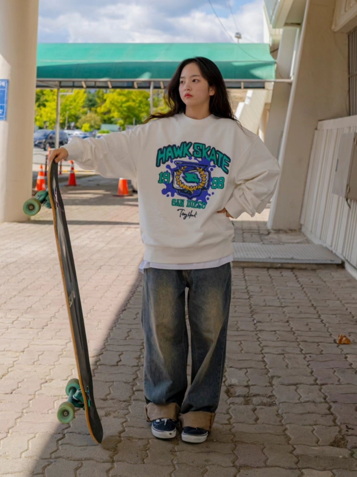 TONY HAWK Hawk College Graphic Crewneck Ivory 착용 스타일 - 1