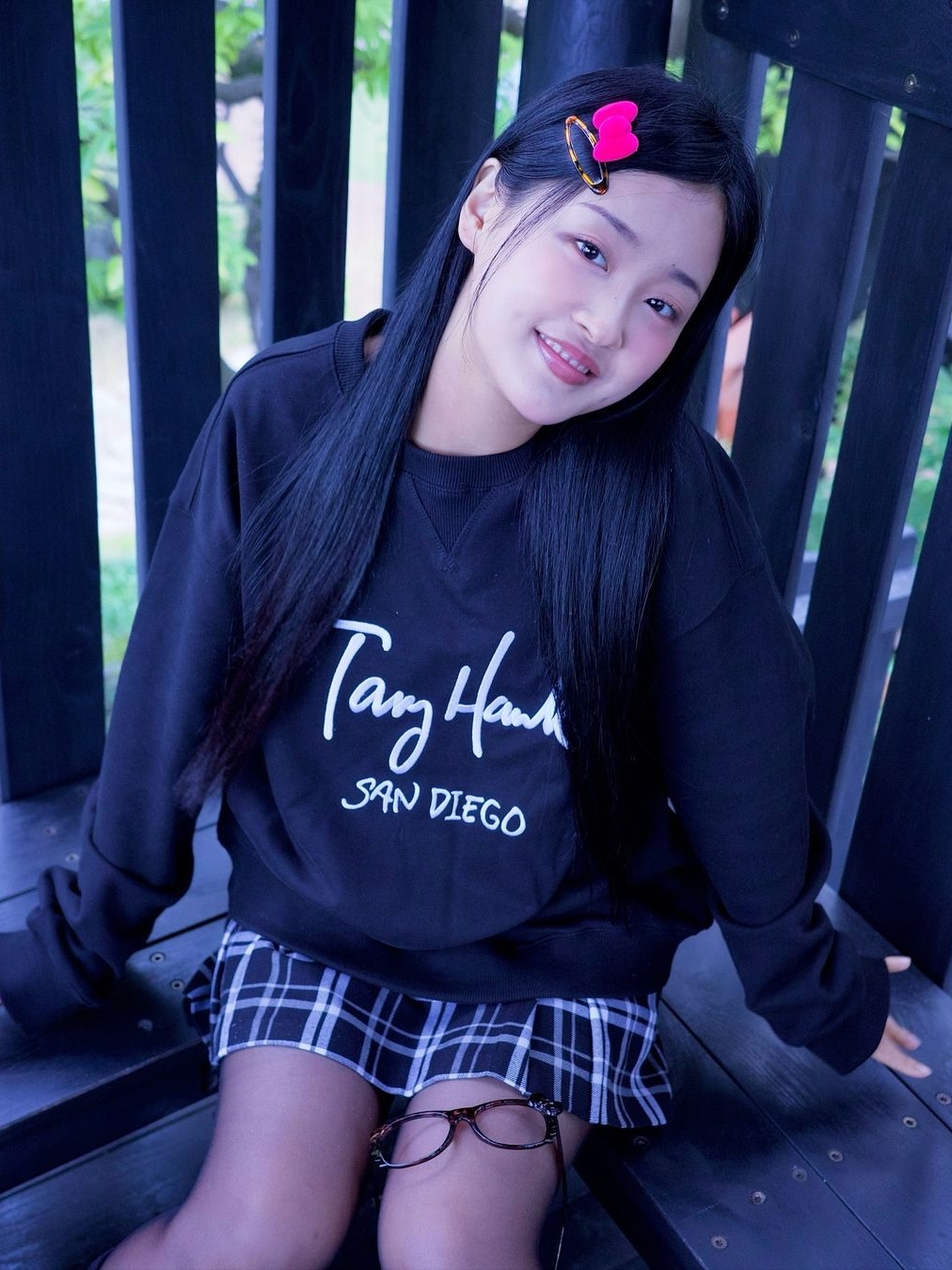 TONY HAWK Tony Logo Crewneck Black 착용 스타일 - 3