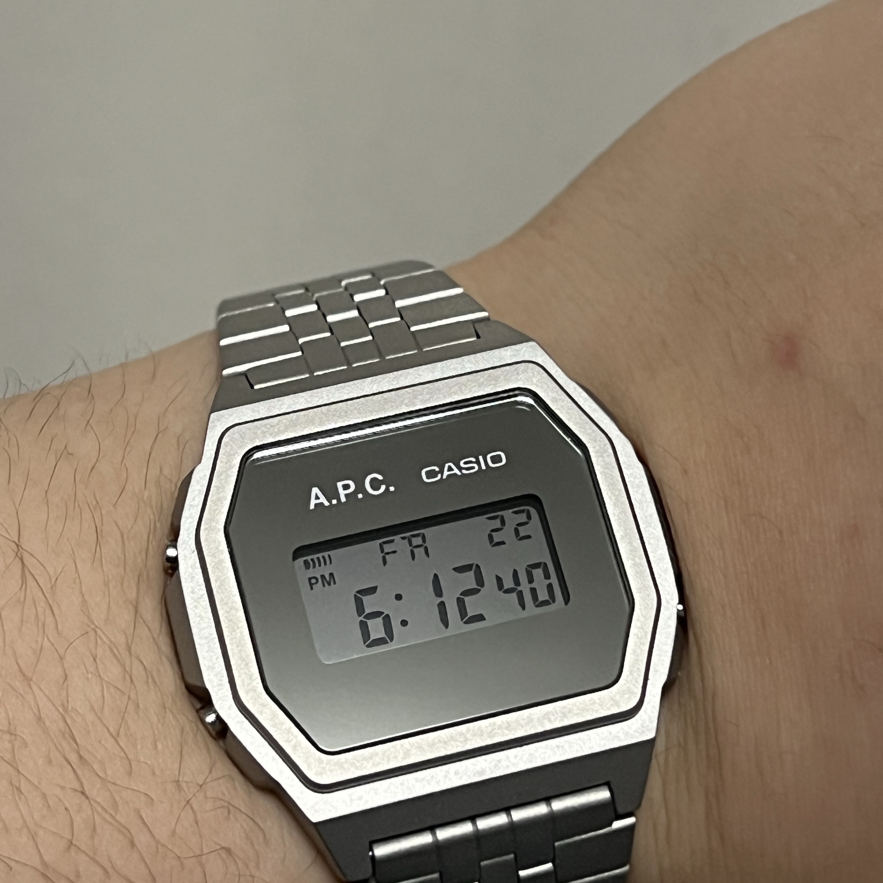 Casio x A.P.C. A1000ACD-7, Gucci Icon Thin Band 18K Yellow Gold 착용 스타일 - 2