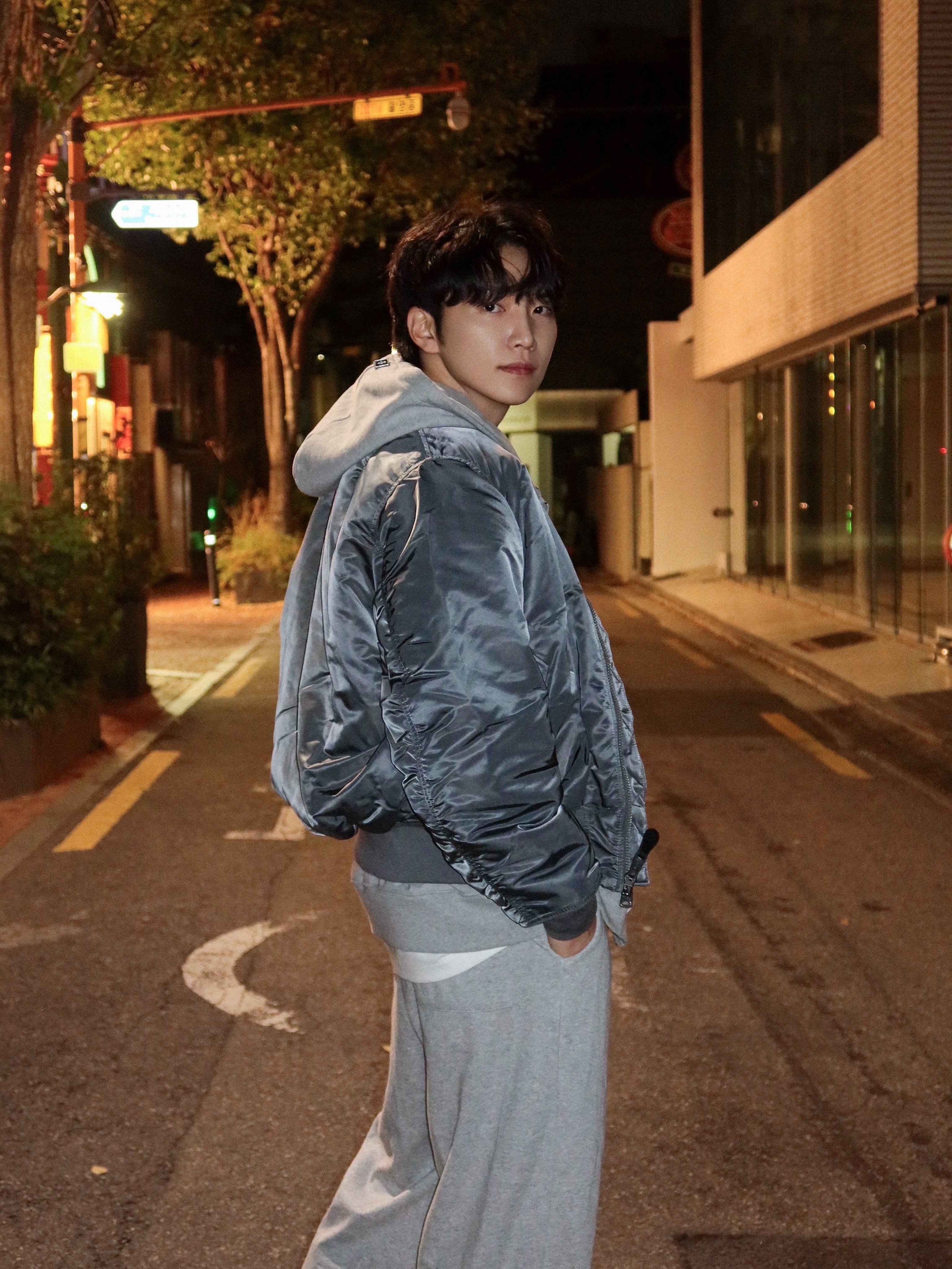 ALPHA INDUSTRIES MA-1 Flight Jacket Vintage Grey, Balenciaga Cargo Sneakers White Grey 착용 스타일 - 5