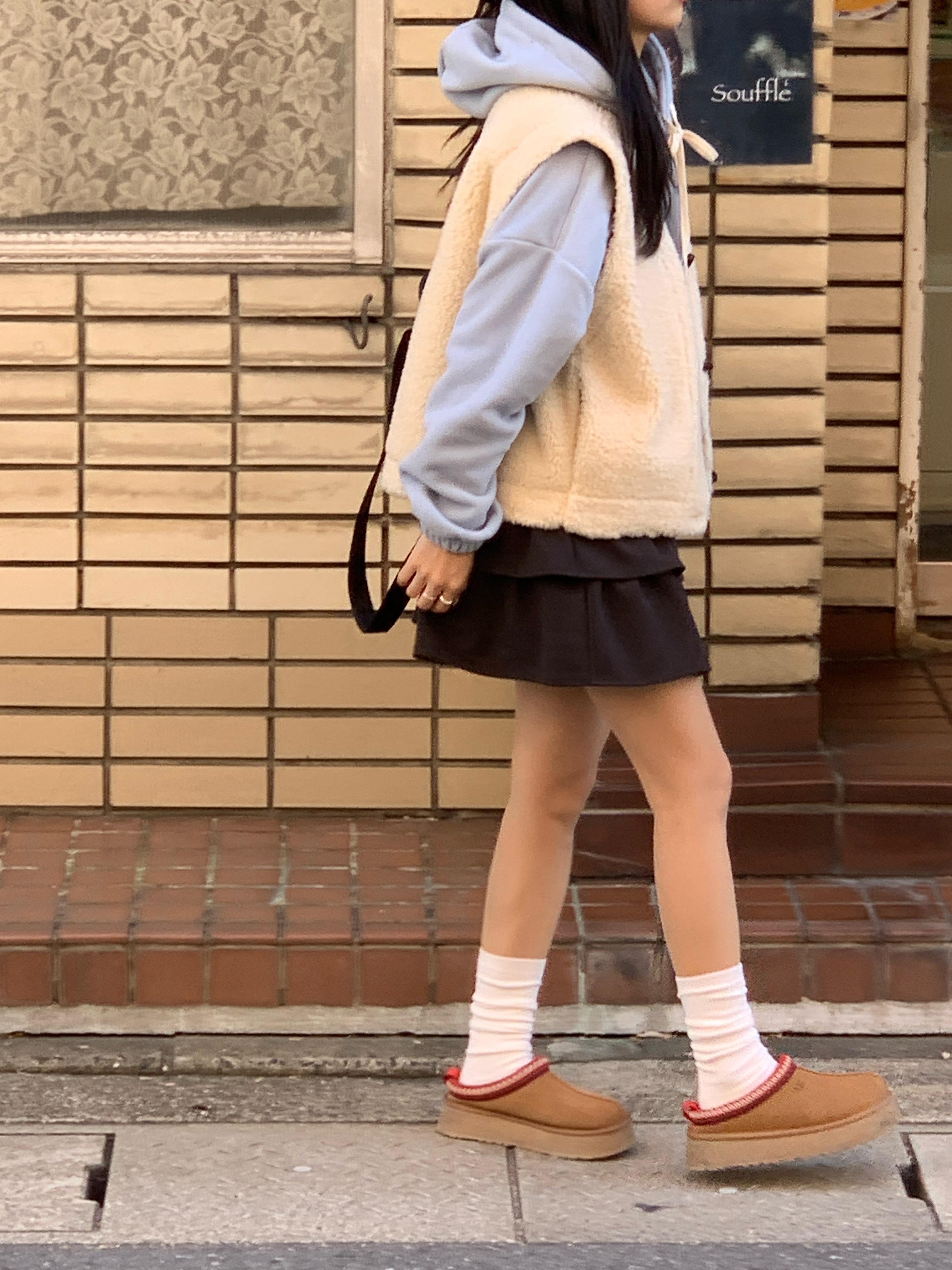 (W) UGG Tazz Slipper Chestnut 착용 스타일 - 2