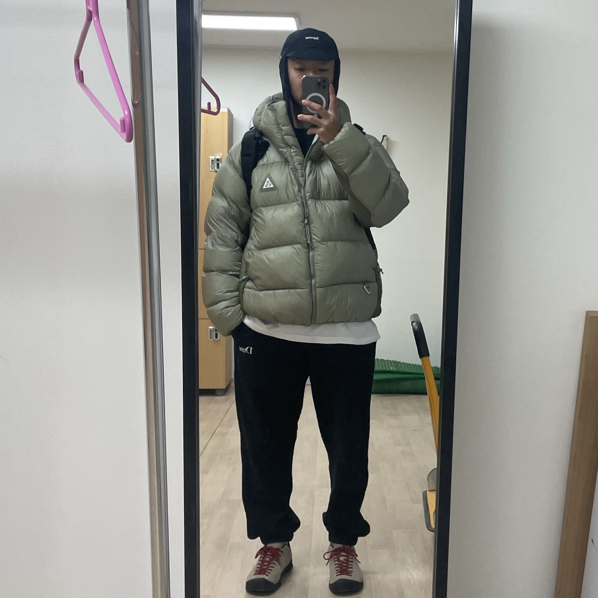 Keen Jasper Suede Sneakers Silver Mink, Supreme Gore-Tex Earflap Cap Black - 23FW 착용 스타일