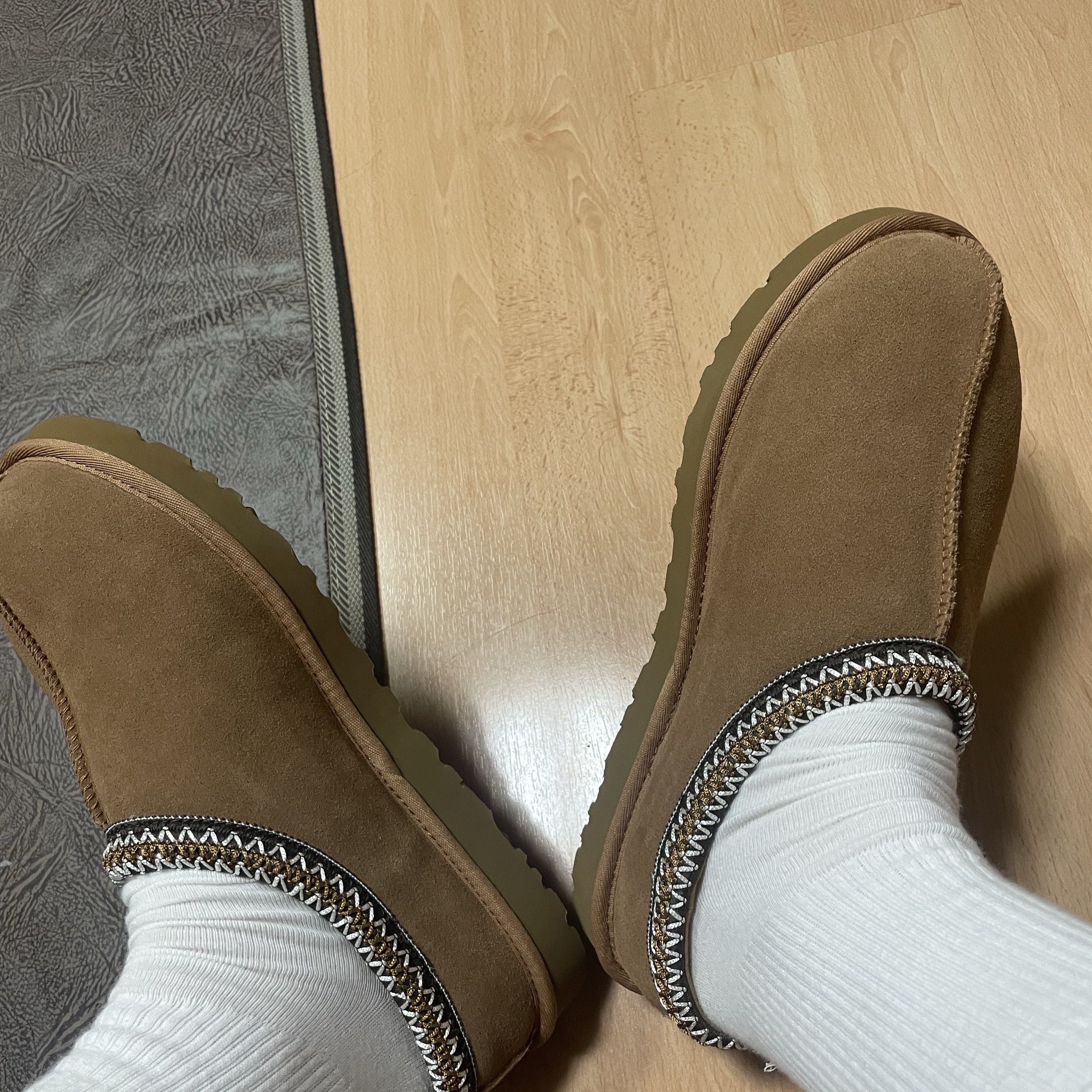 UGG Tasman Slipper Chestnut 착용 스타일