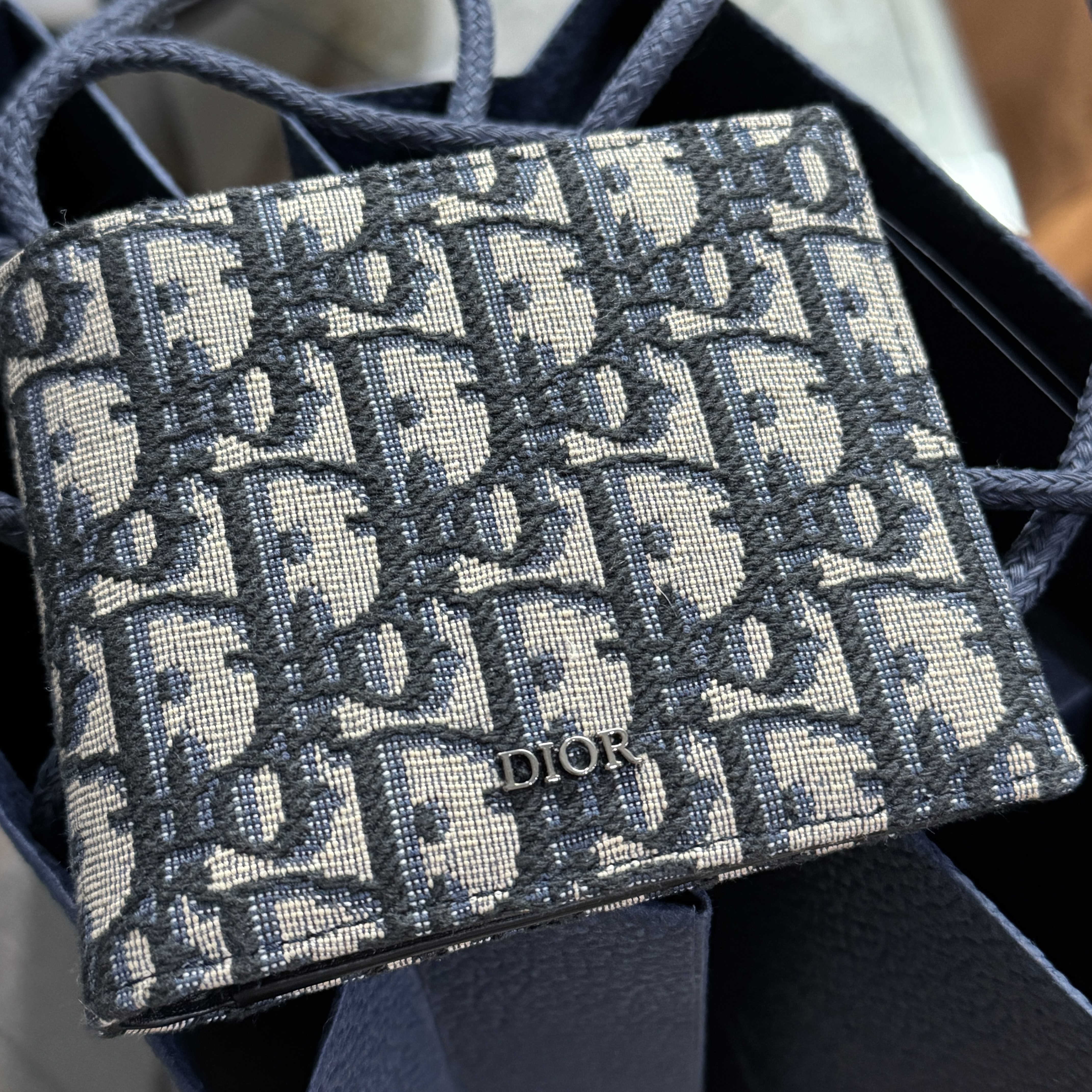 Dior Compact Wallet Beige & Black Dior Oblique Jacquard 착용 스타일