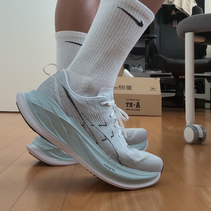 Asics Superblast 2 White Cool Grey 착용 스타일