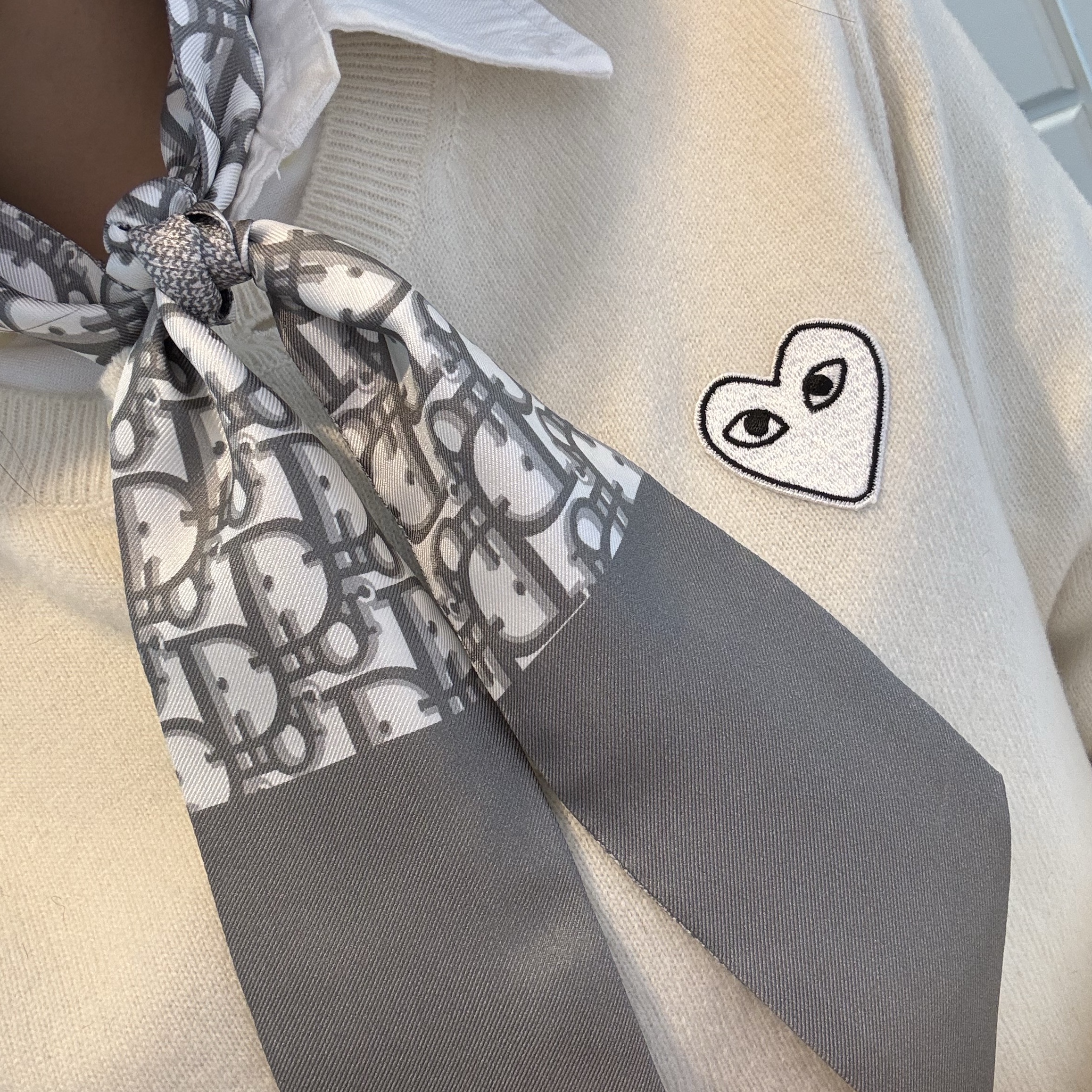 (W) Dior Oblique Mitzah Scarf Silk Twill Grey 착용 스타일