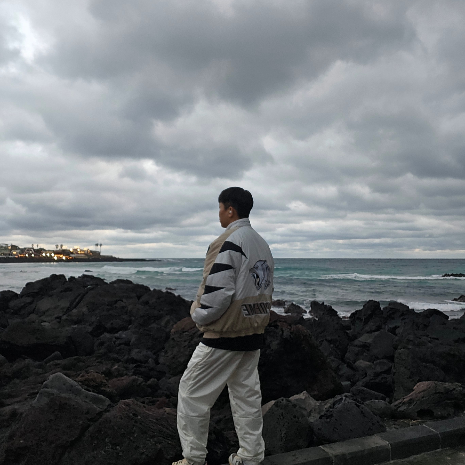 Supreme Wildcat Sideline Puffer Jacket Grey - 23FW 착용 스타일