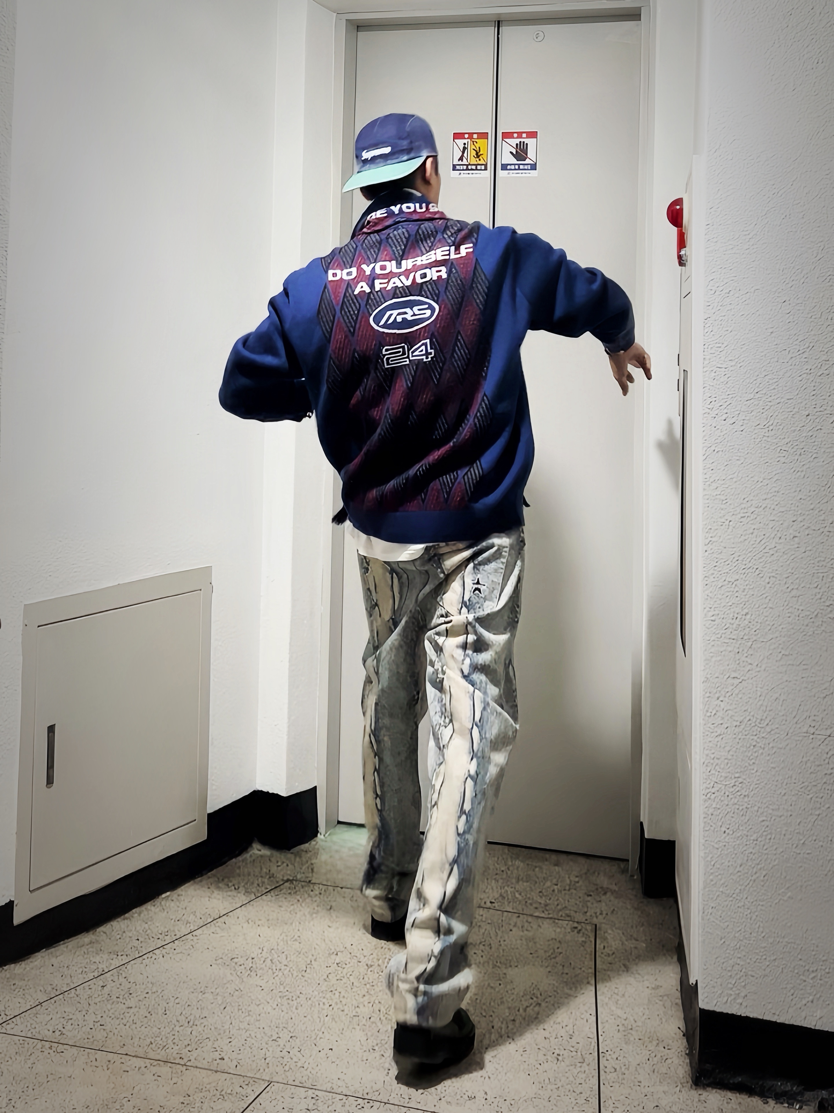 Supreme x The North Face Bandana T-Shirt White - 22SS, Supreme x Martine Rose Sweater Blue - 24FW 착용 스타일 - 3