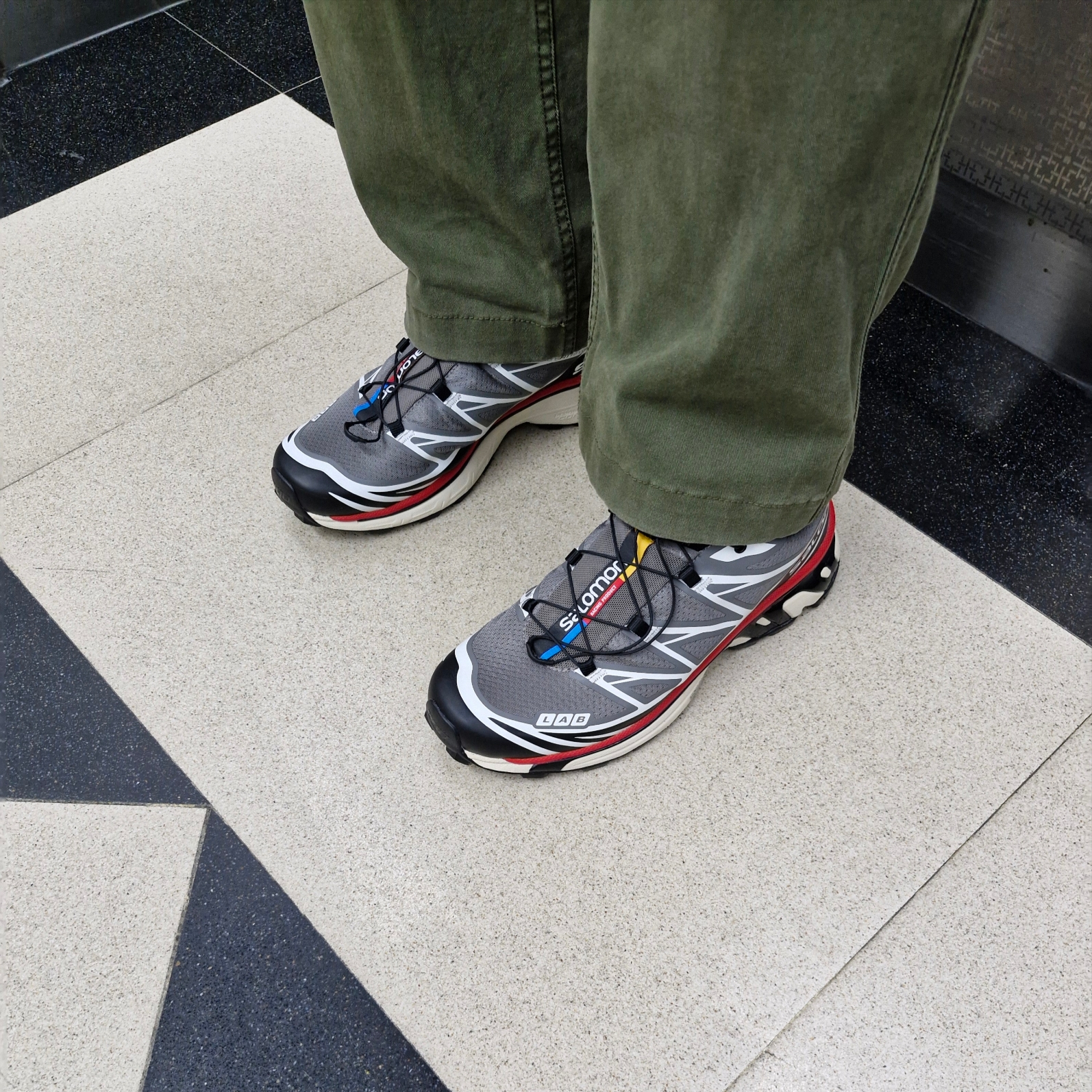 Salomon XT-6 Pewter Aurora Red 착용 스타일 - 3