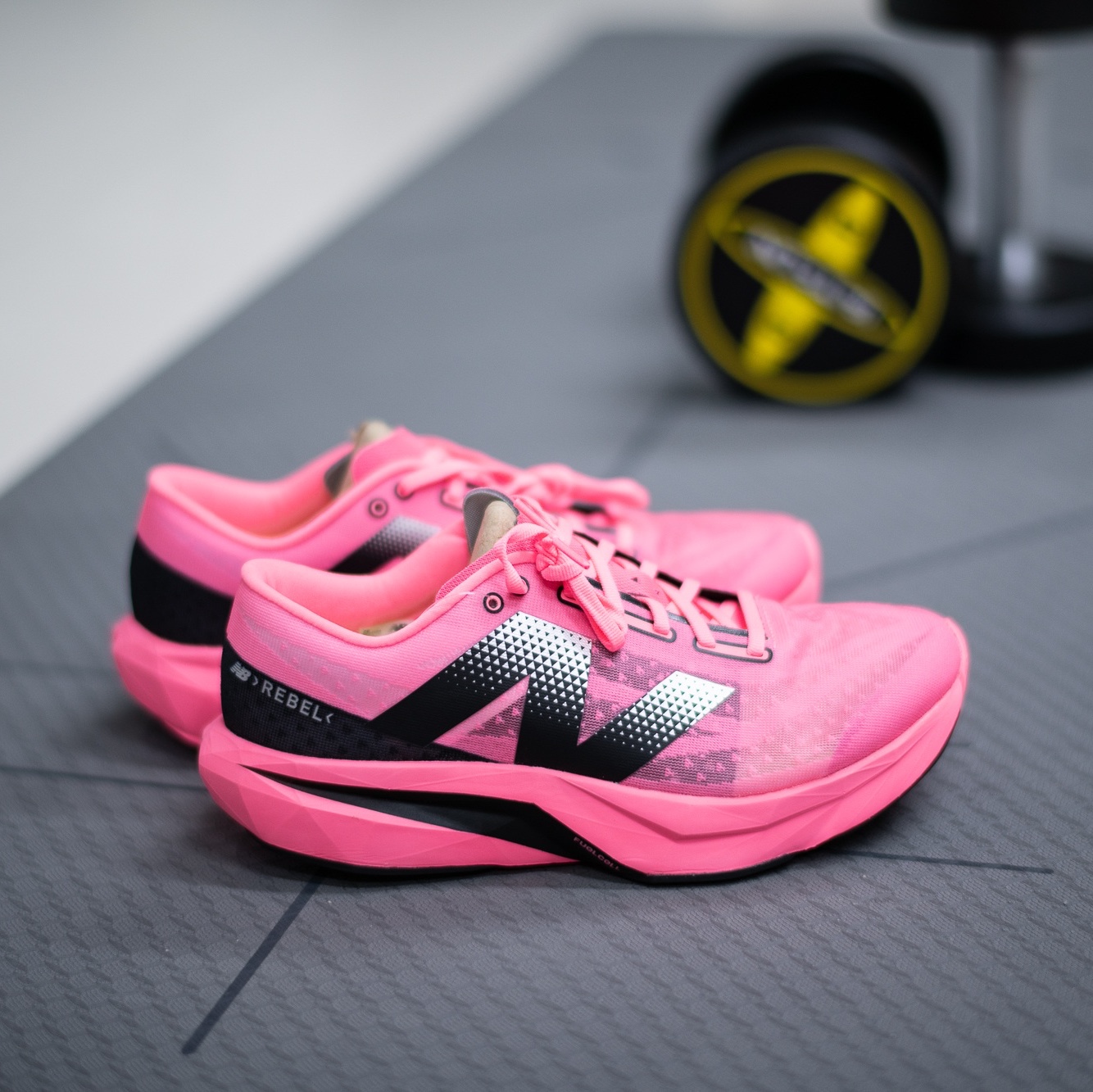 New Balance Fuelcell Rebel v4 Ultra Pink Black - 2E Wide 착용 스타일