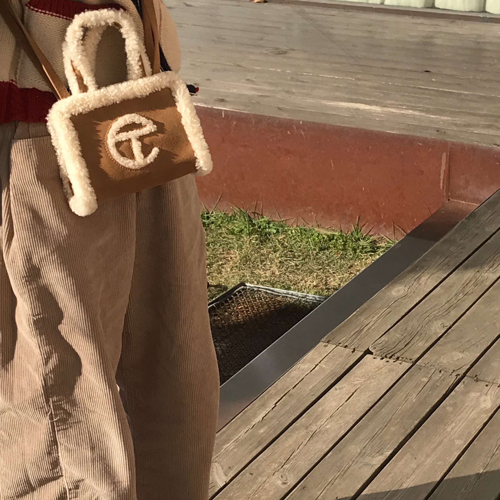 Telfar x UGG Small Shopping Bag Chestnut 착용 스타일 - 3